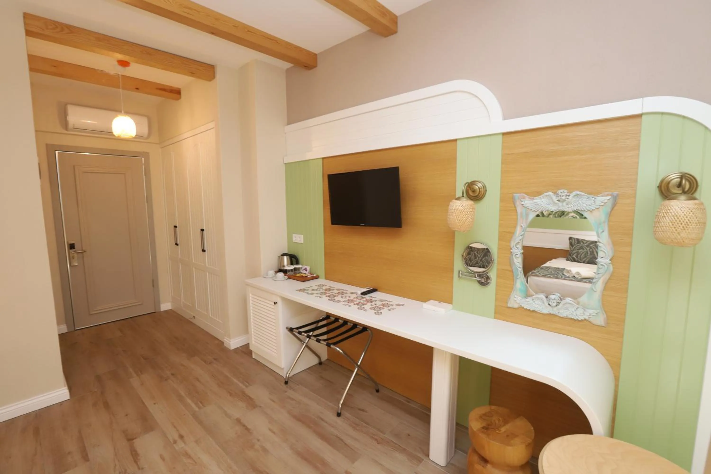 TV and multimedia in Dolphin Park Hotel