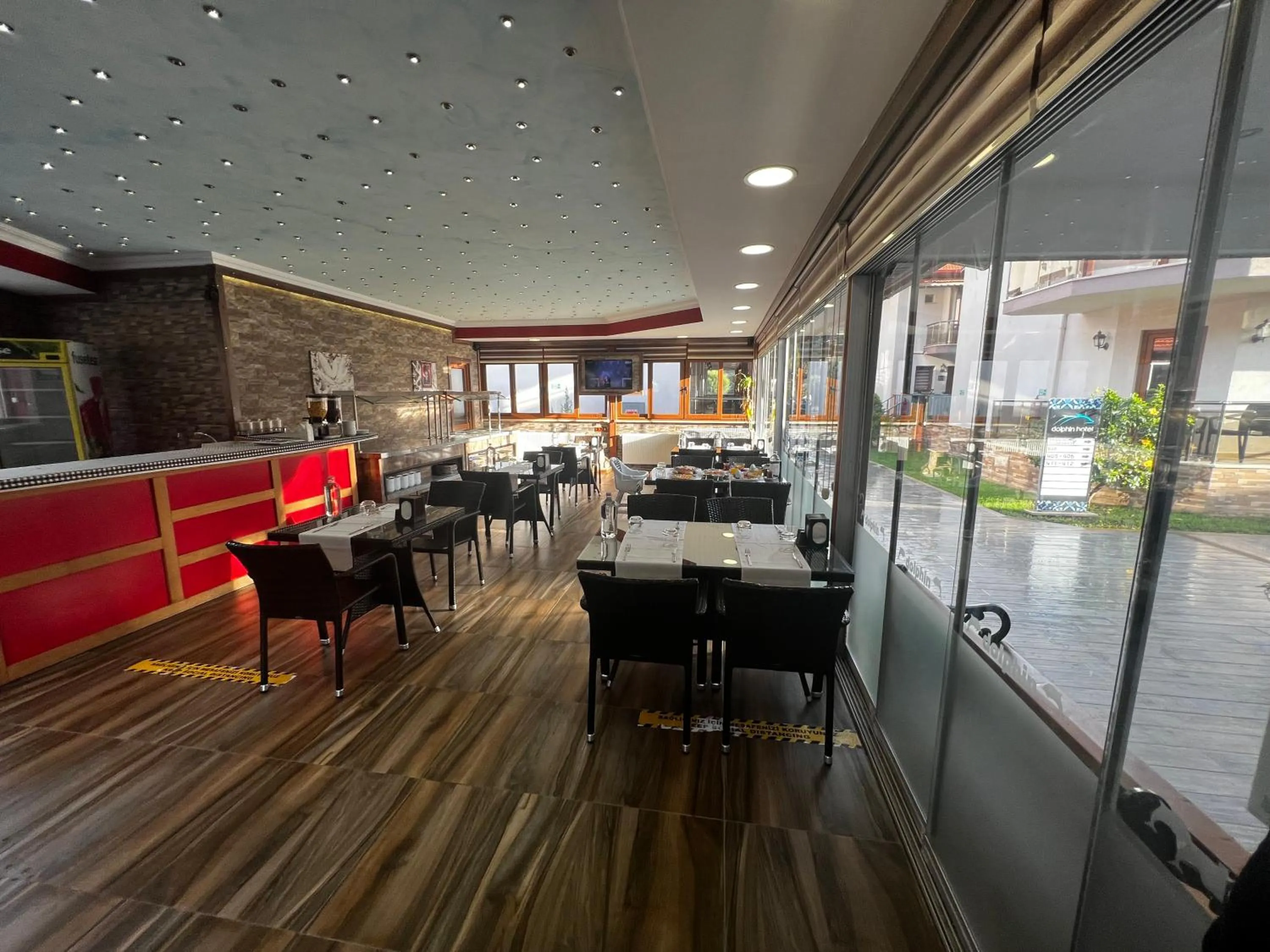 Restaurant/places to eat in Dolphin Park Hotel