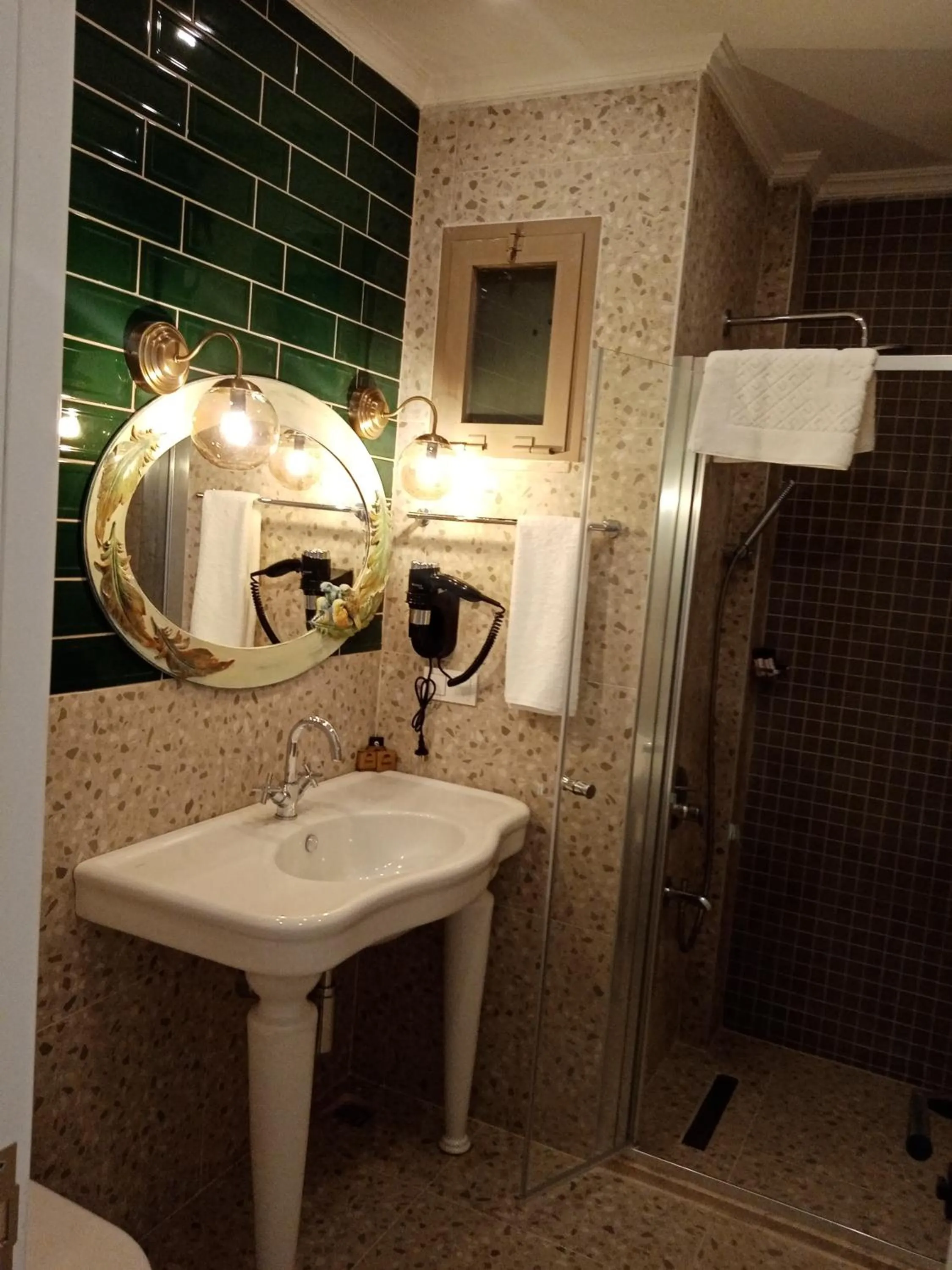 Shower in Dolphin Park Hotel