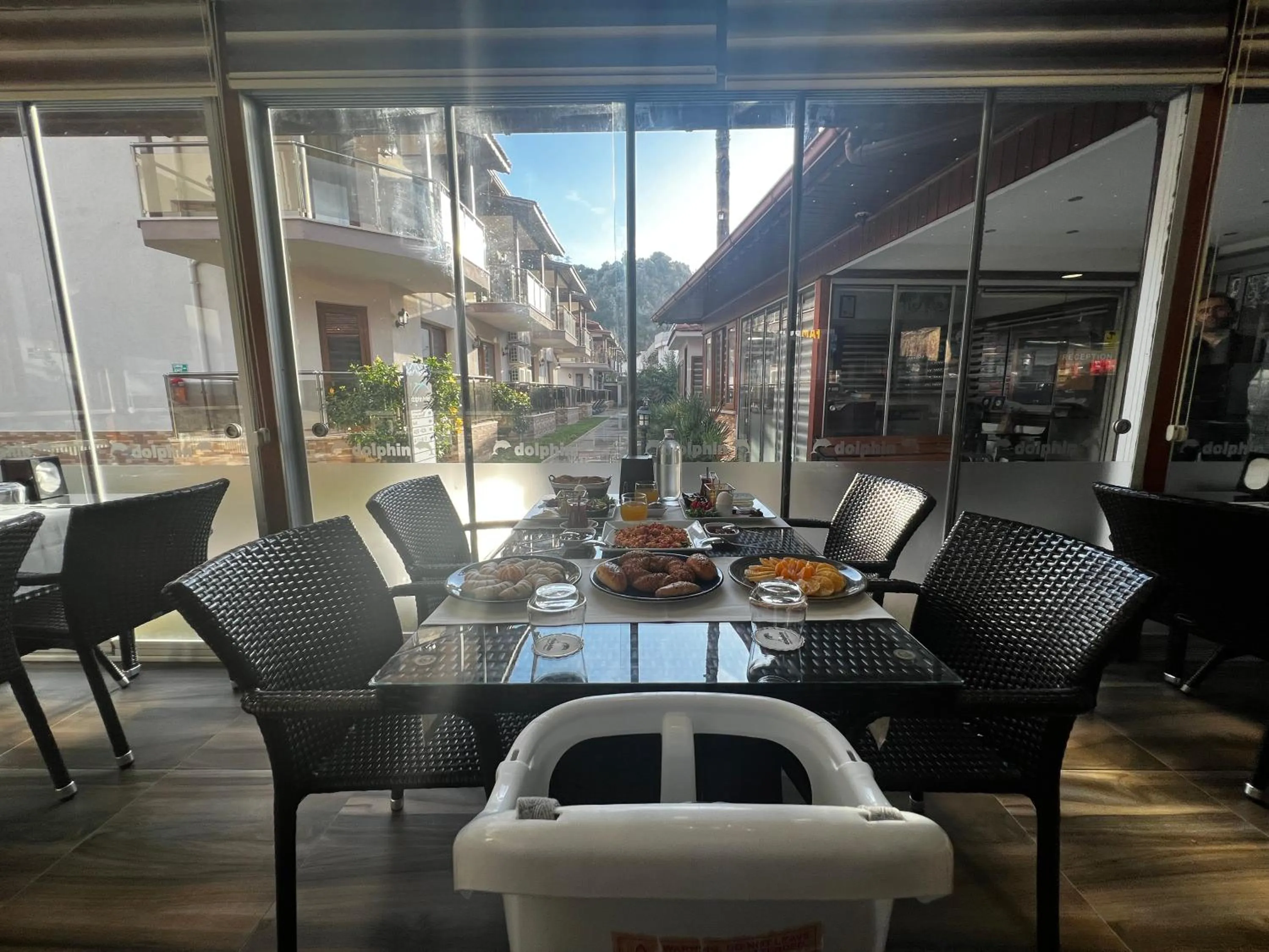 Restaurant/places to eat in Dolphin Park Hotel