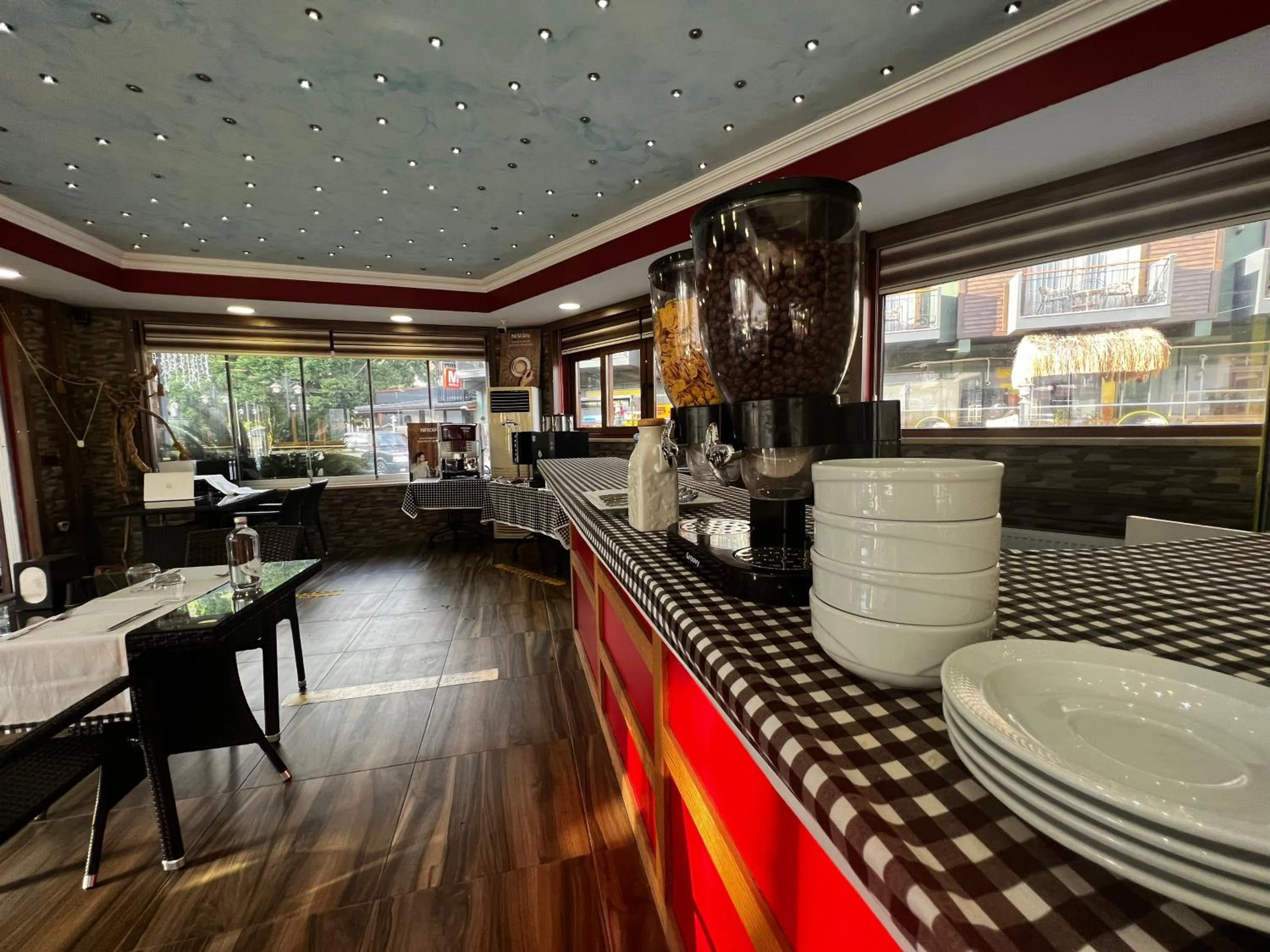 Restaurant/places to eat in Dolphin Park Hotel