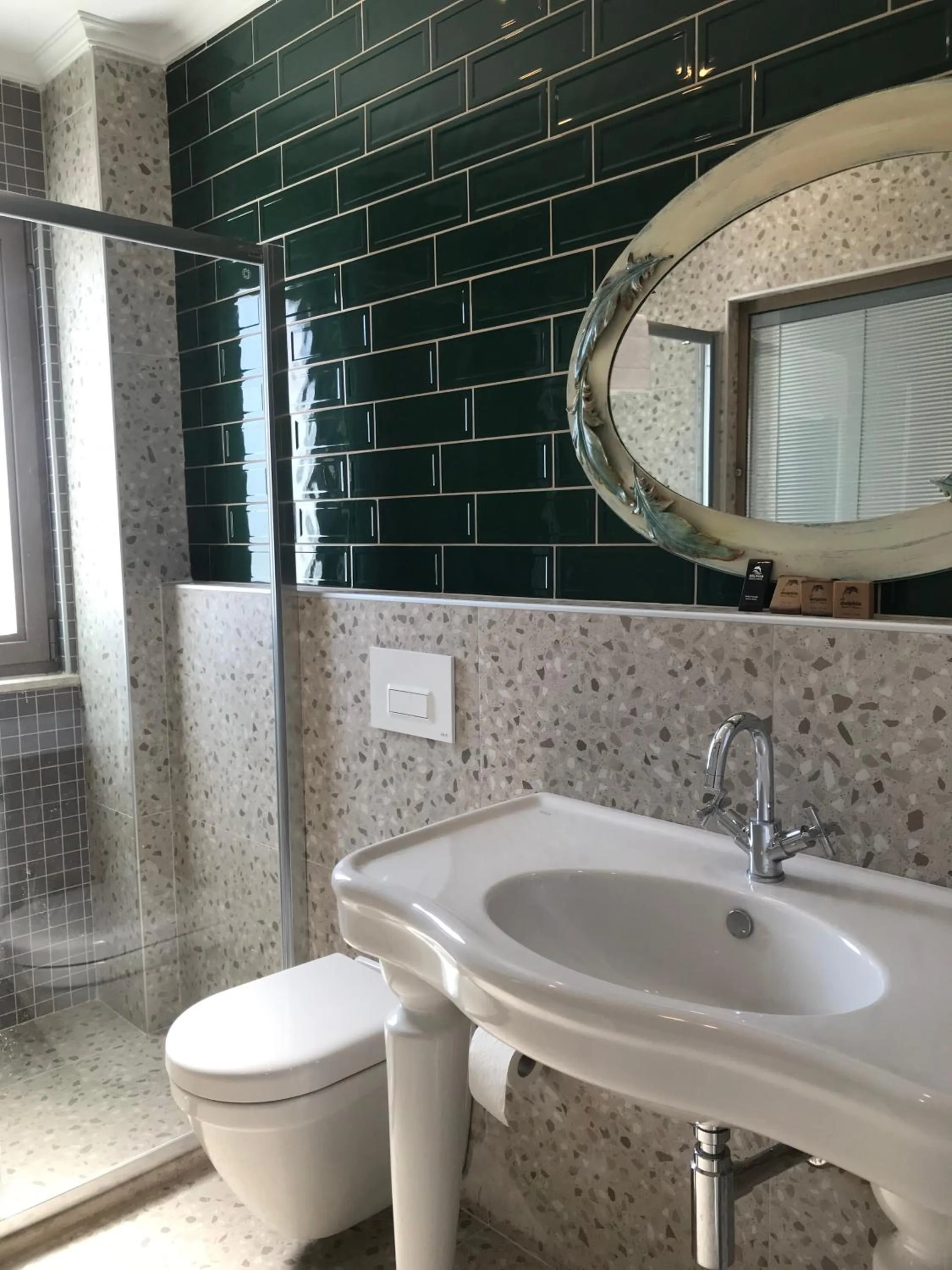 Shower in Dolphin Park Hotel