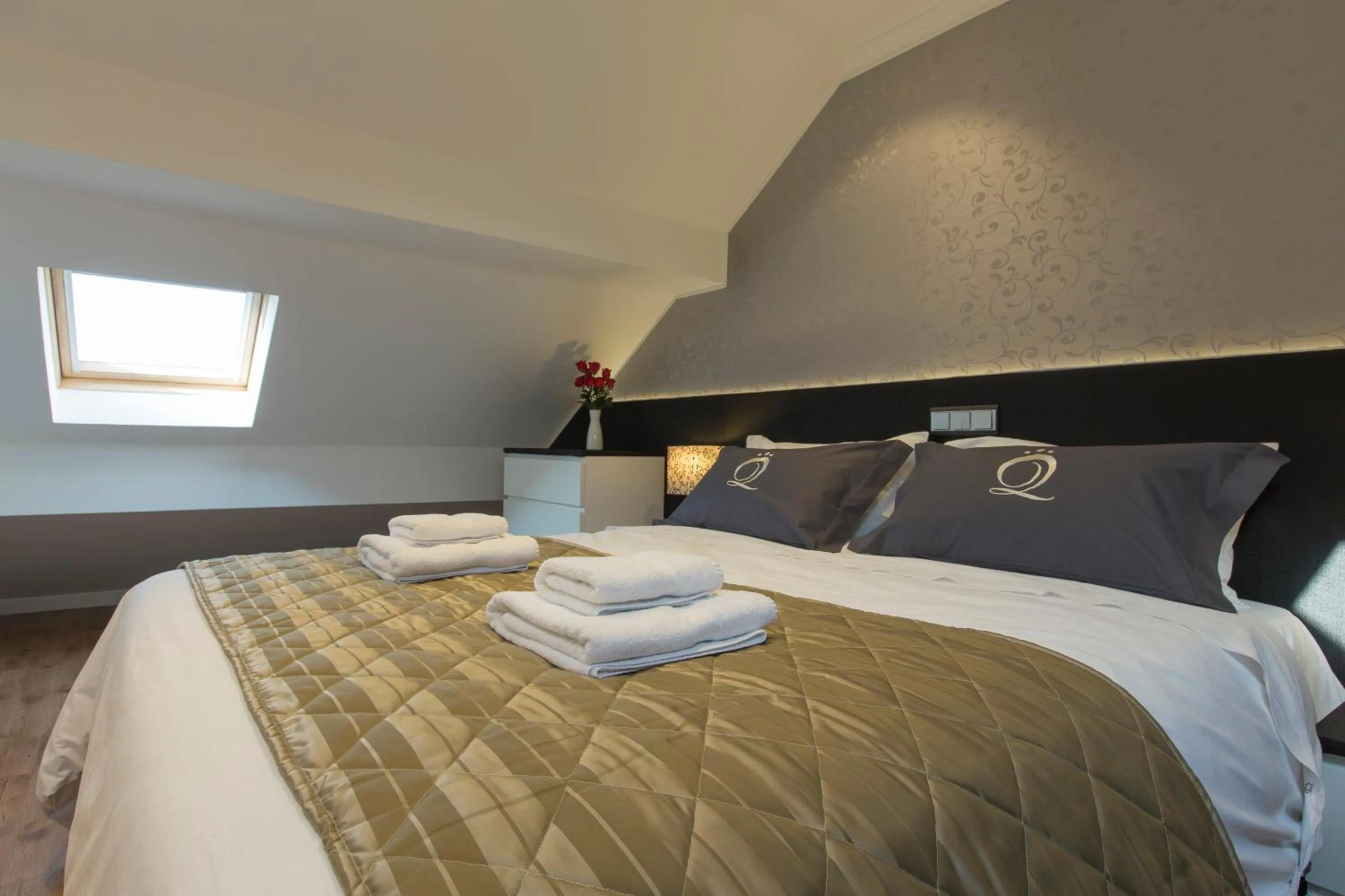 Bedroom, Bed in The Queen Luxury Apartments - Villa Liberty