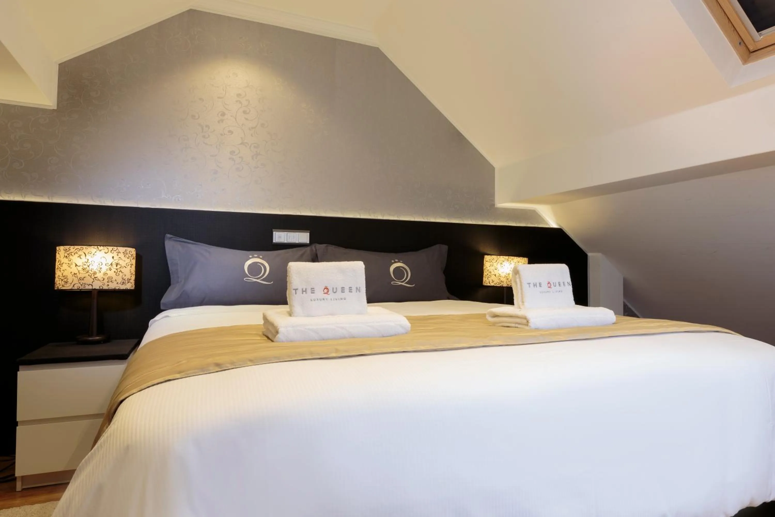 Bedroom, Bed in The Queen Luxury Apartments - Villa Liberty