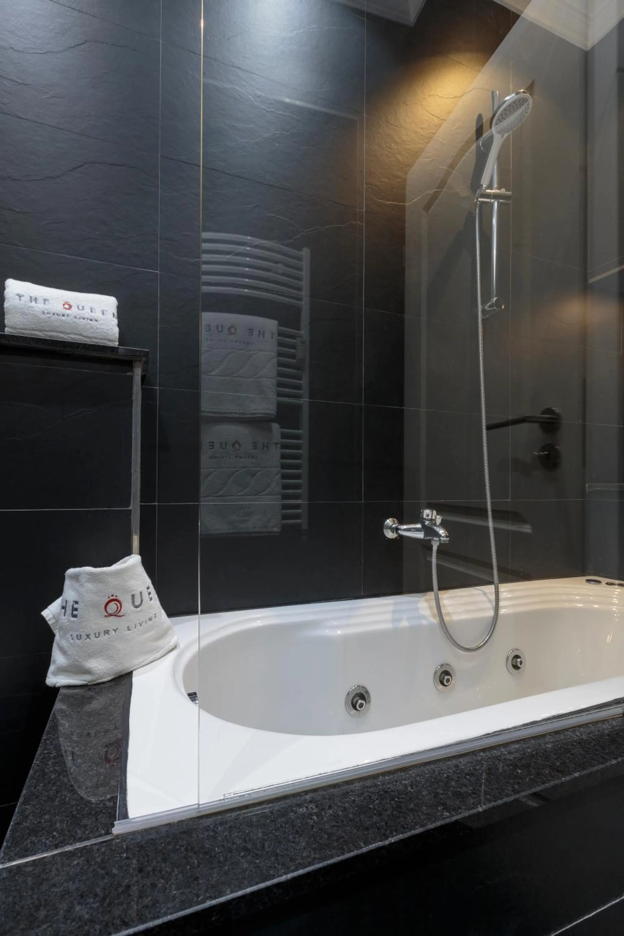 Bath in The Queen Luxury Apartments - Villa Liberty