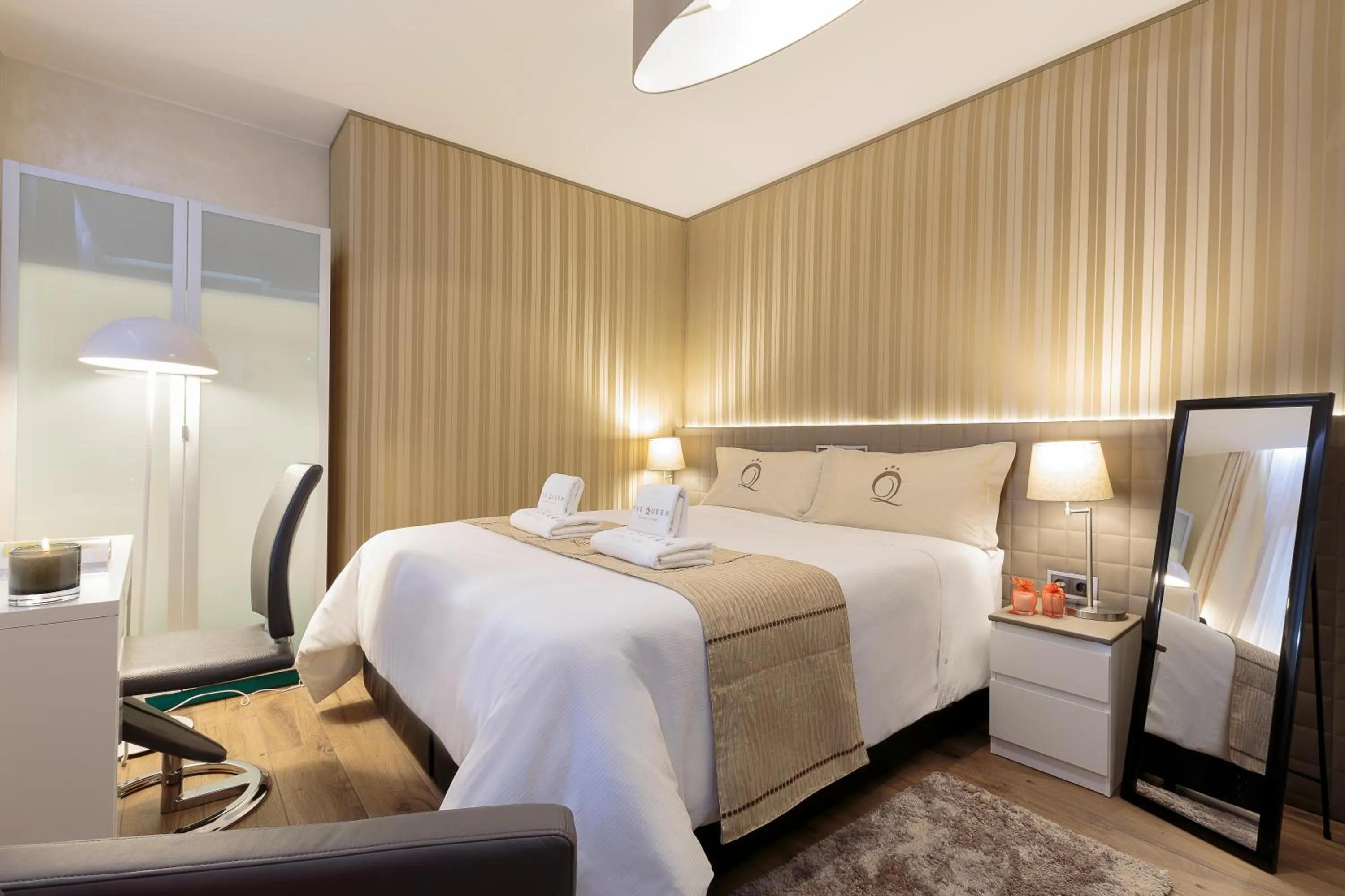 Bedroom, Bed in The Queen Luxury Apartments - Villa Liberty