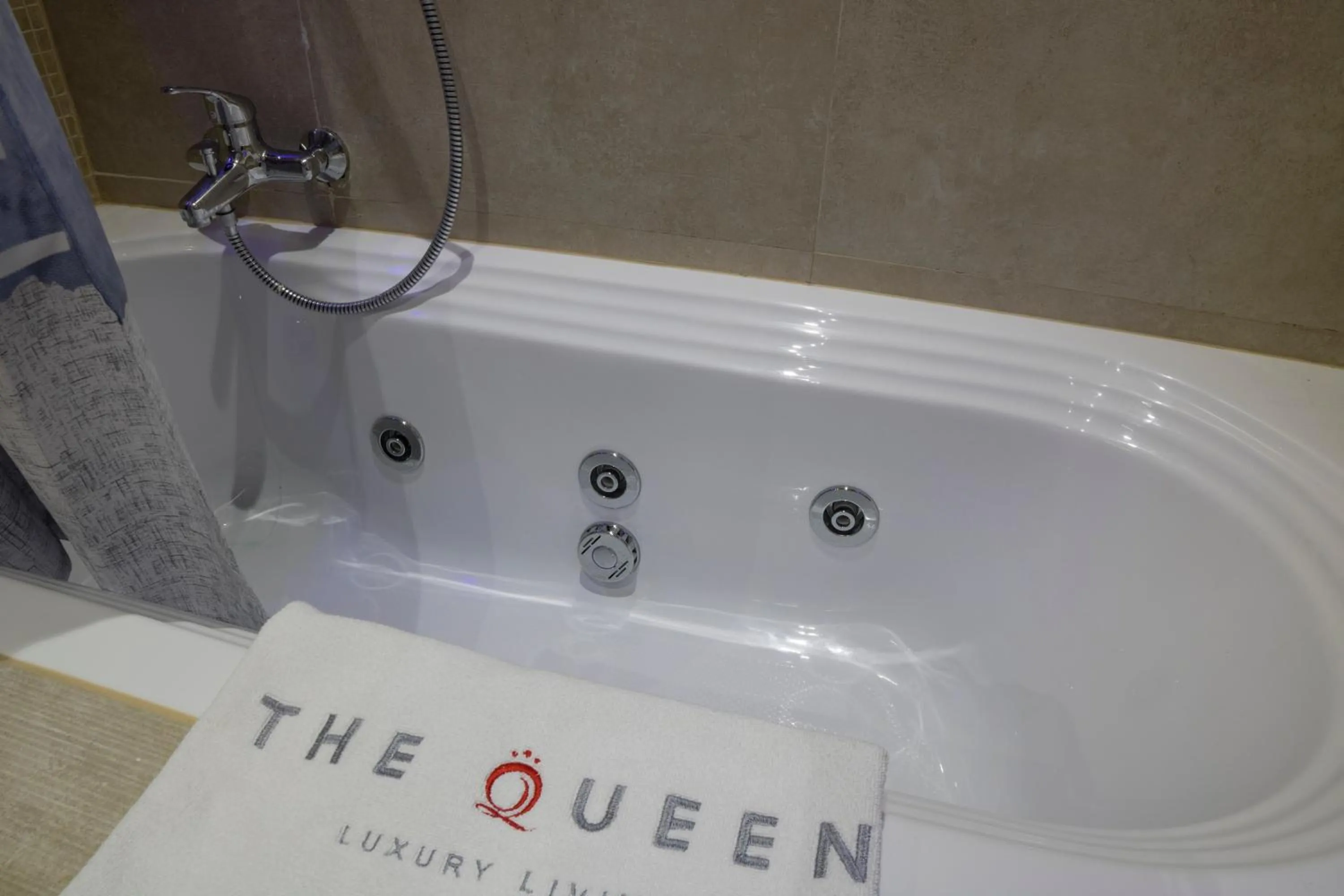 Hot Tub in The Queen Luxury Apartments - Villa Liberty