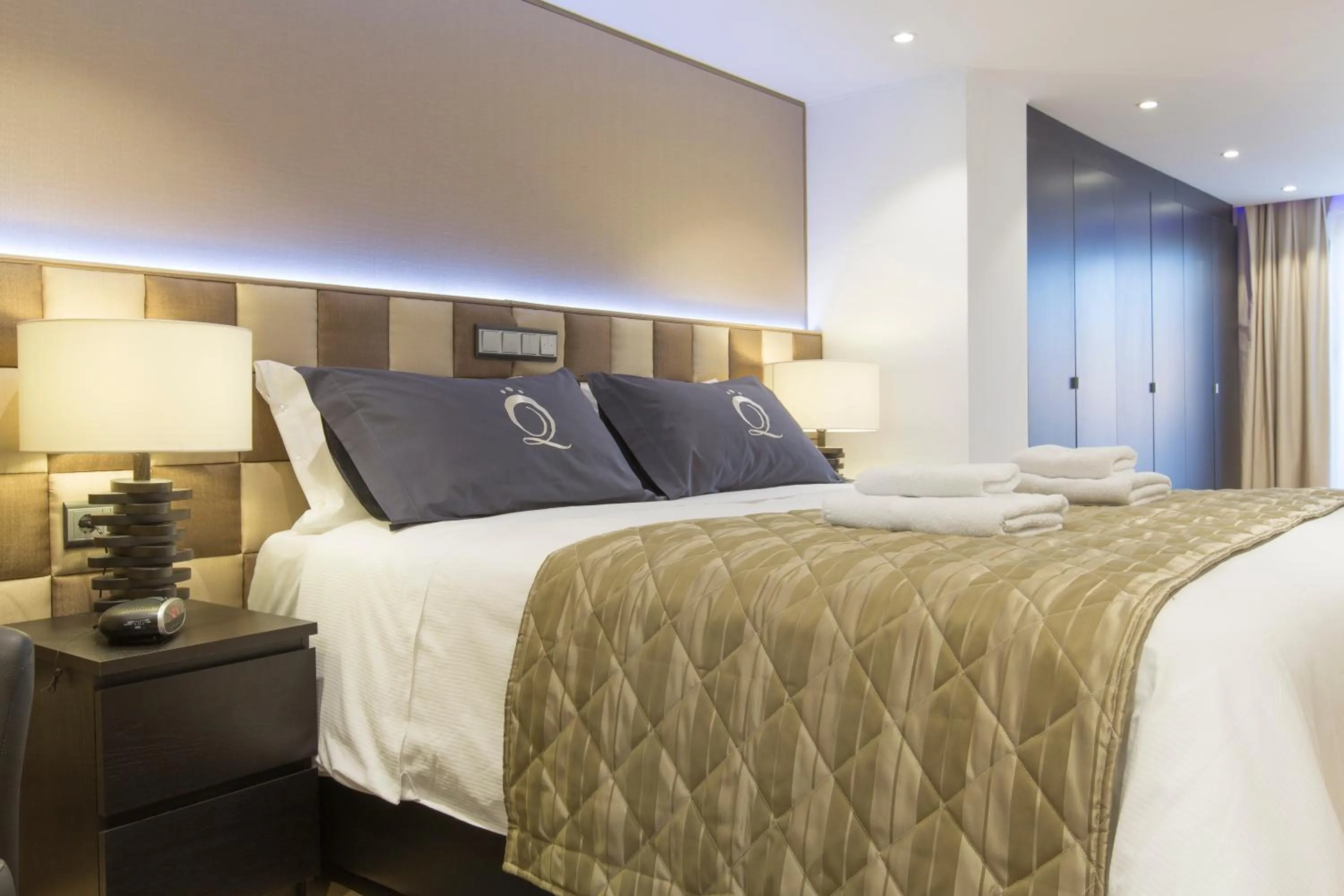 Bedroom, Bed in The Queen Luxury Apartments - Villa Liberty