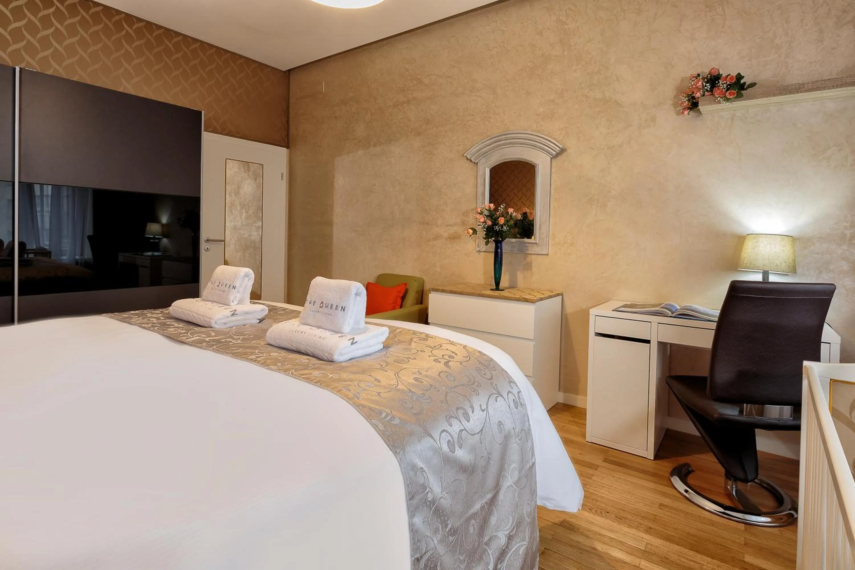 Bedroom, Bed in The Queen Luxury Apartments - Villa Liberty