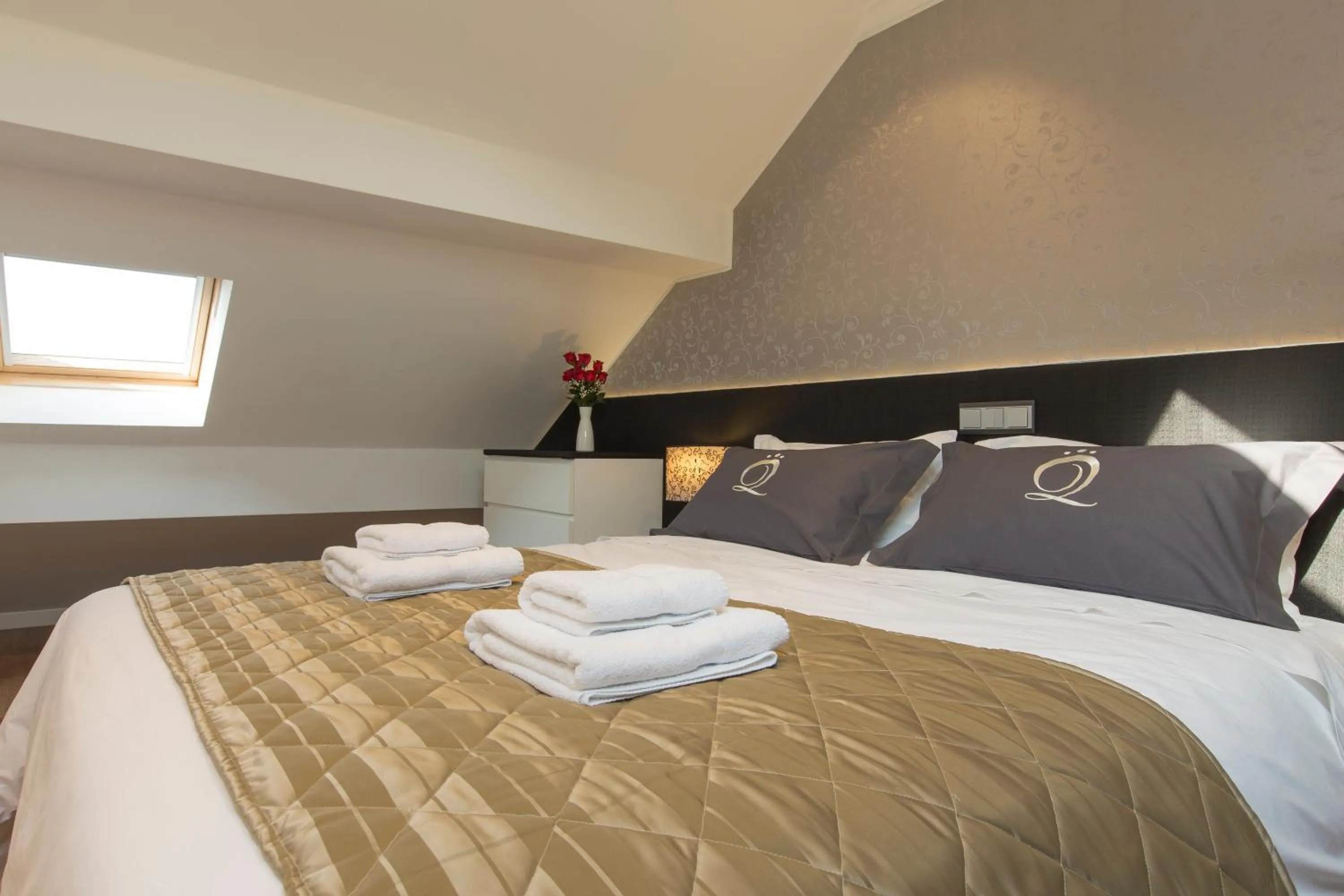 Bedroom, Bed in The Queen Luxury Apartments - Villa Liberty