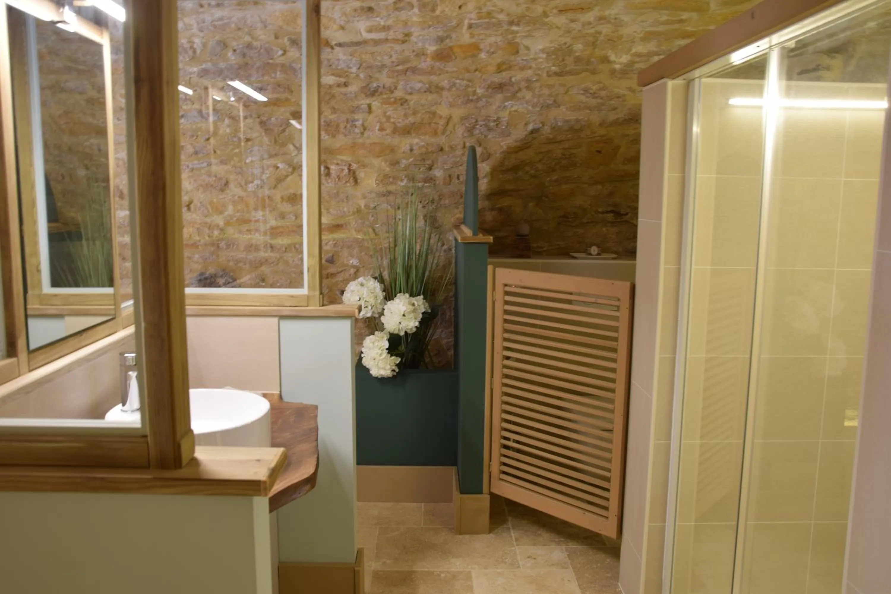Shower in Le Clos de la Tour