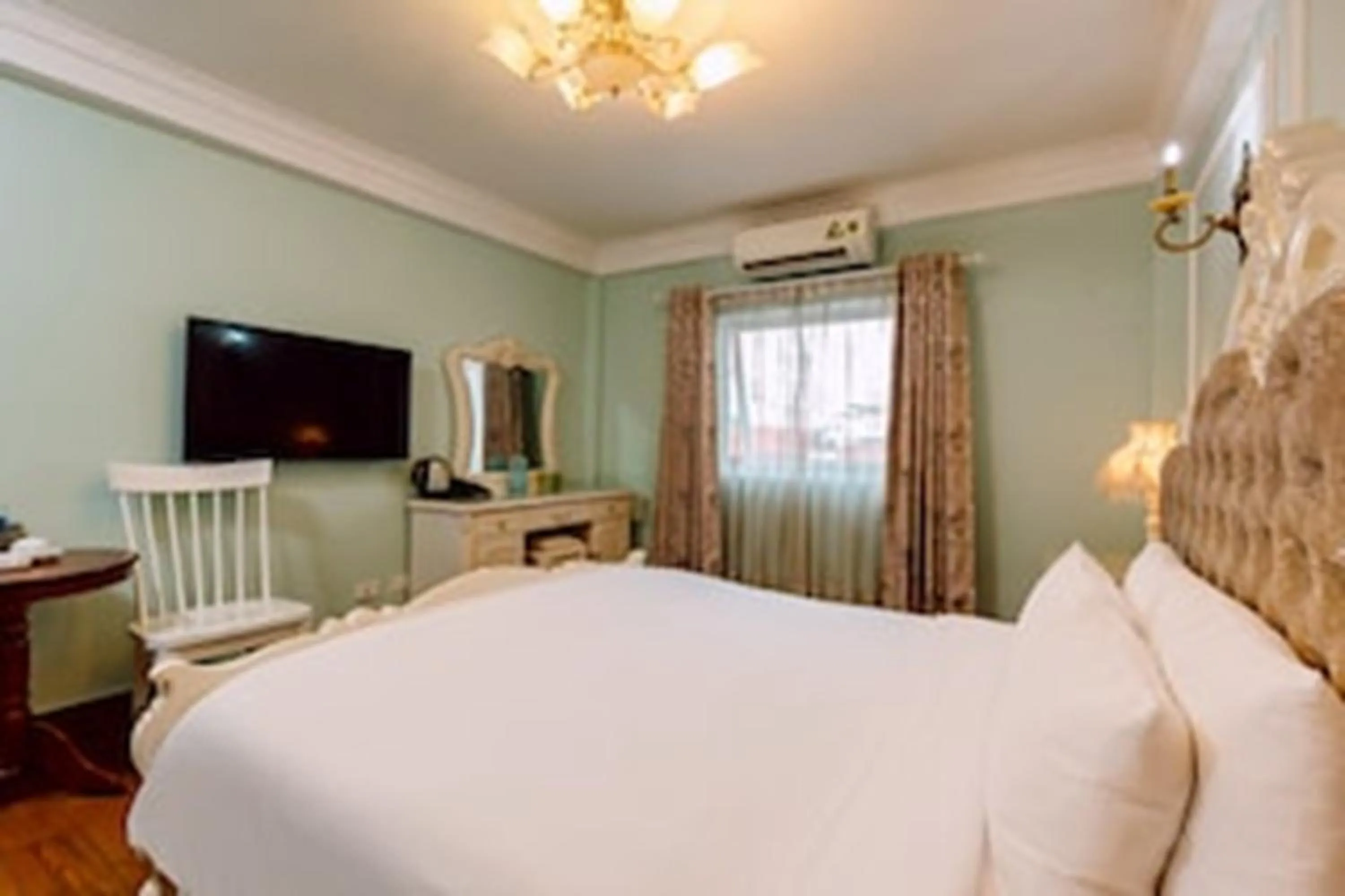 Photo of the whole room, Bed in Super OYO Capital O 1173 Le Grand Hanoi Hotel - The Ruby