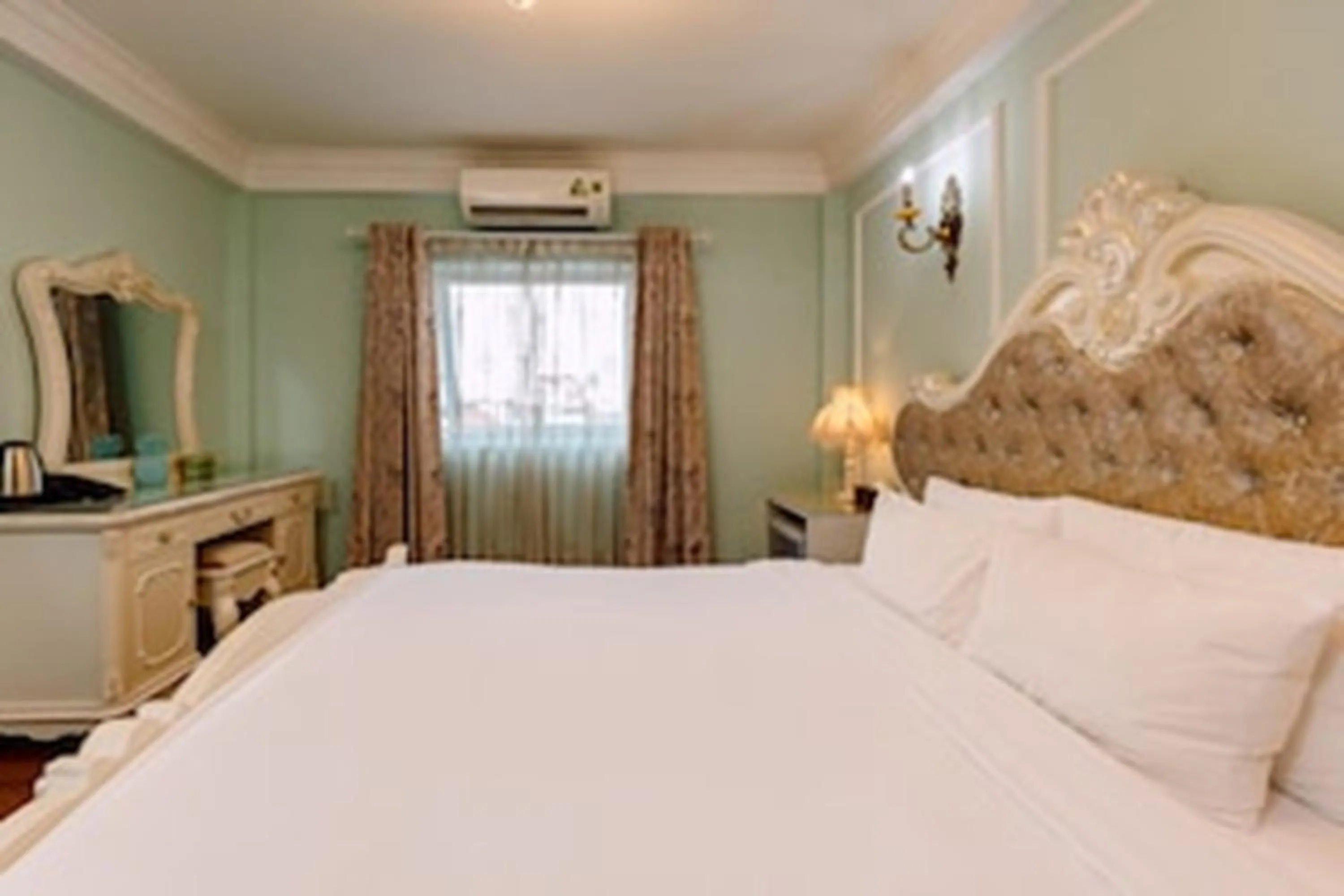 Photo of the whole room, Bed in Super OYO Capital O 1173 Le Grand Hanoi Hotel - The Ruby