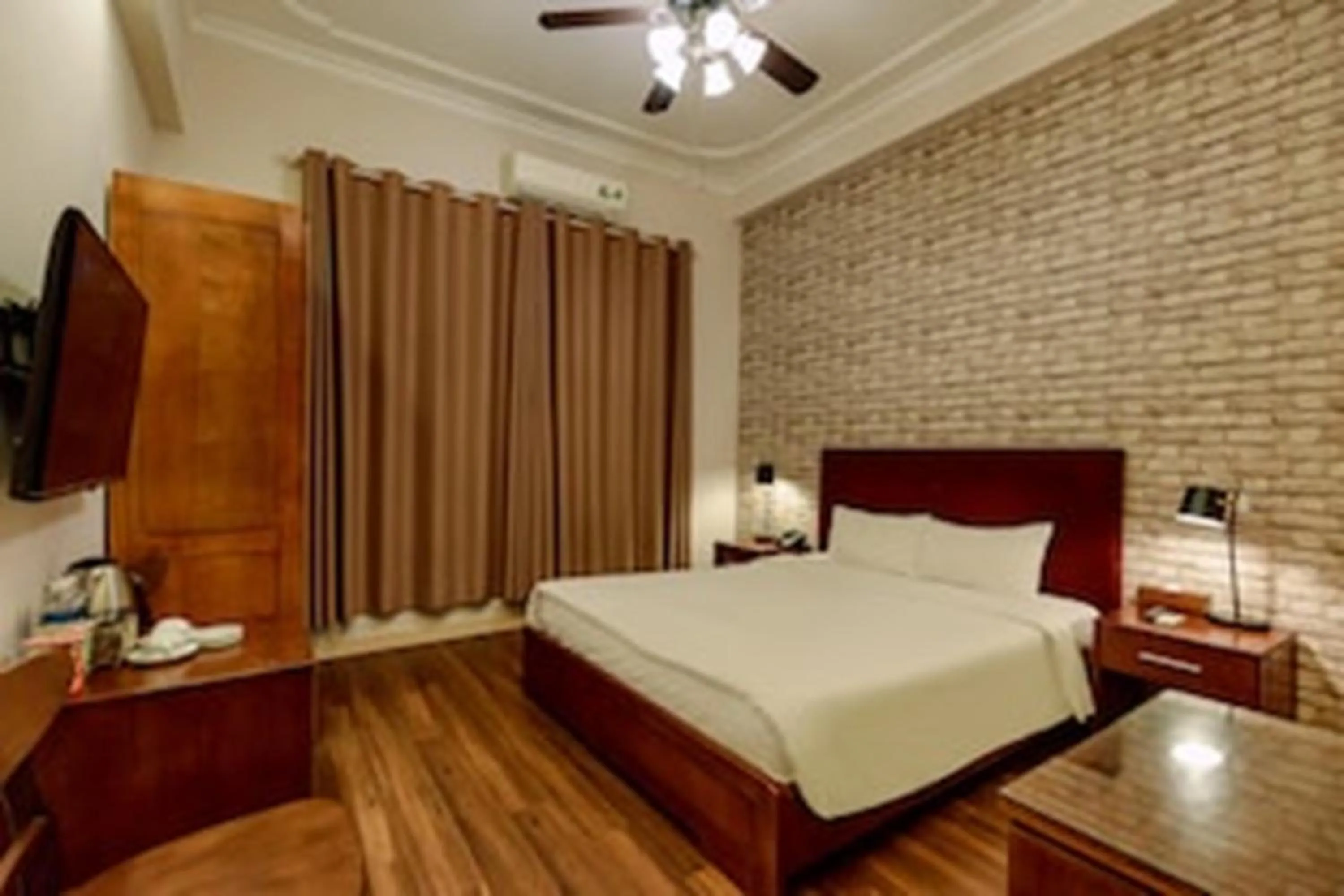 Photo of the whole room, Bed in Super OYO Capital O 1173 Le Grand Hanoi Hotel - The Ruby