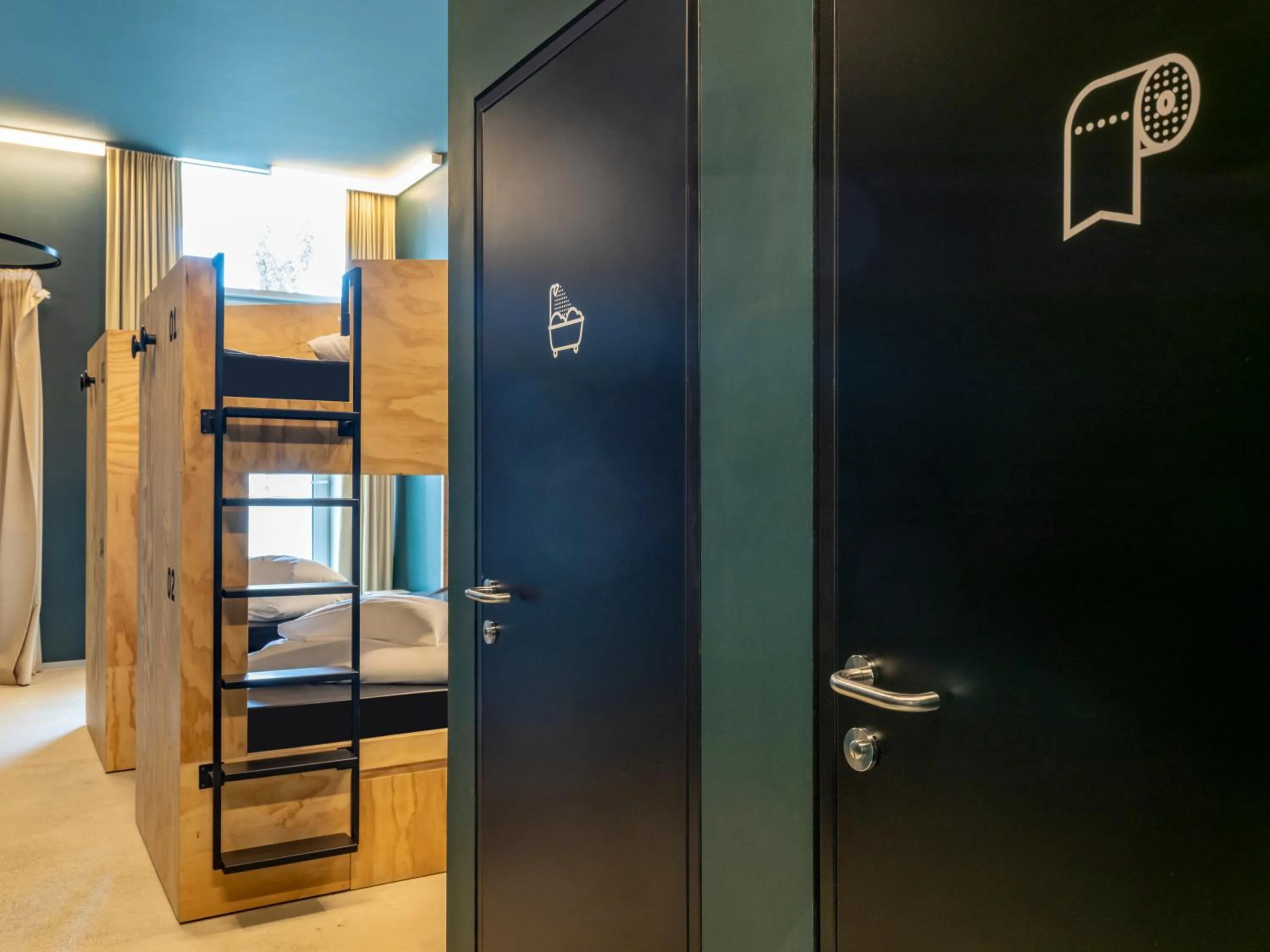 Photo of the whole room, Bed in JO&JOE Vienna