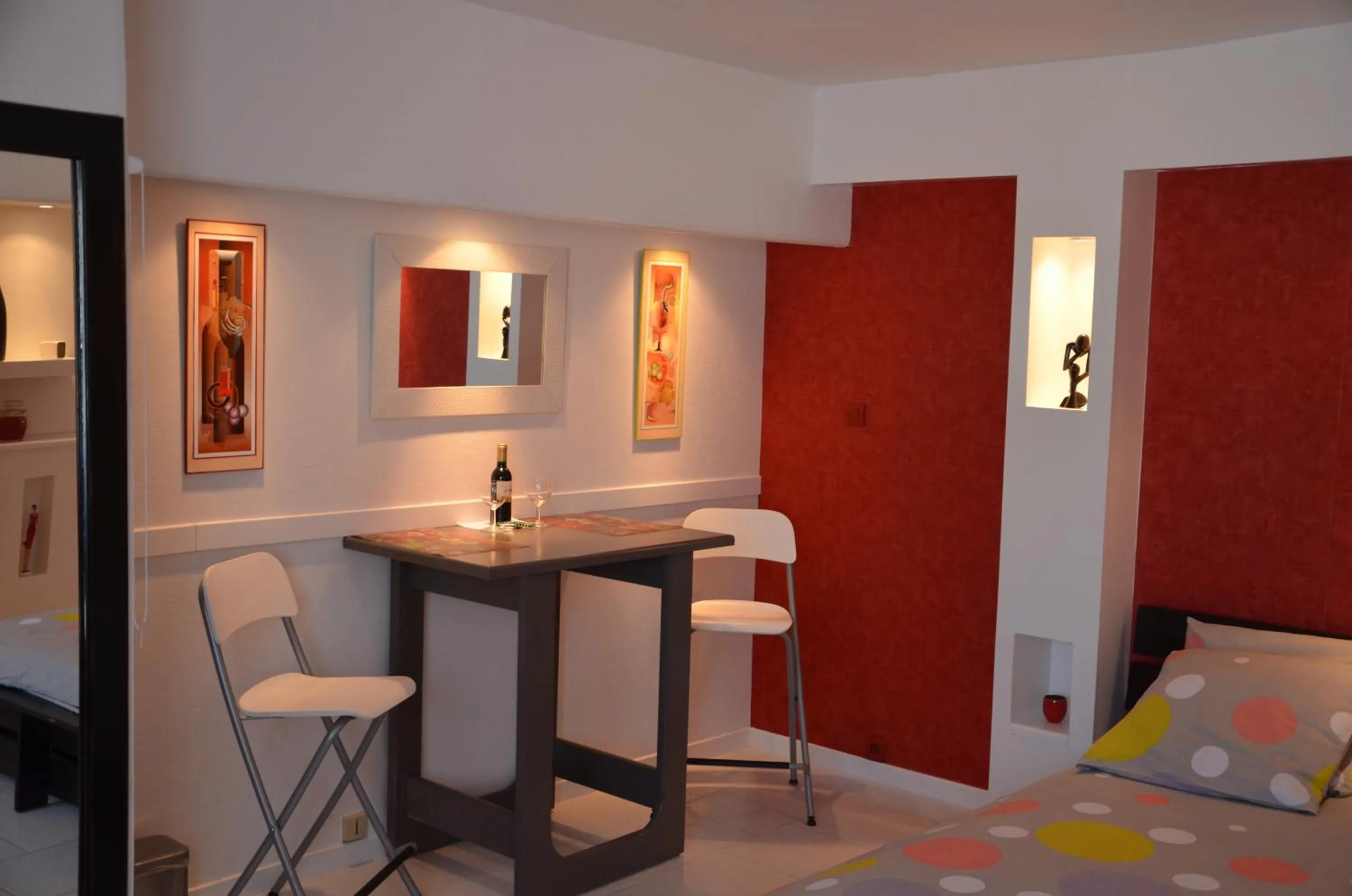 Bedroom, Bed in Jardin de Marceau