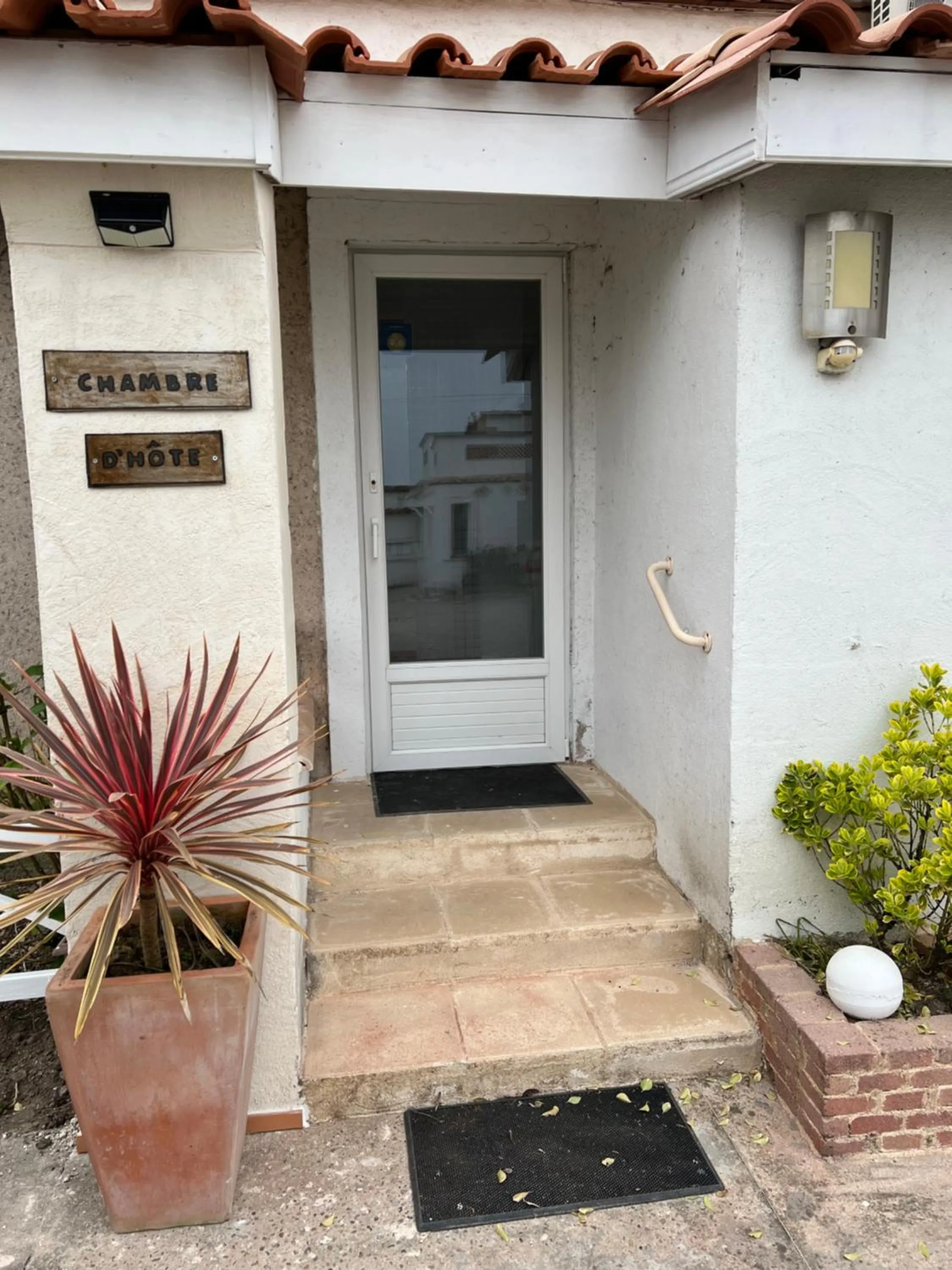 Facade/entrance in Jardin de Marceau
