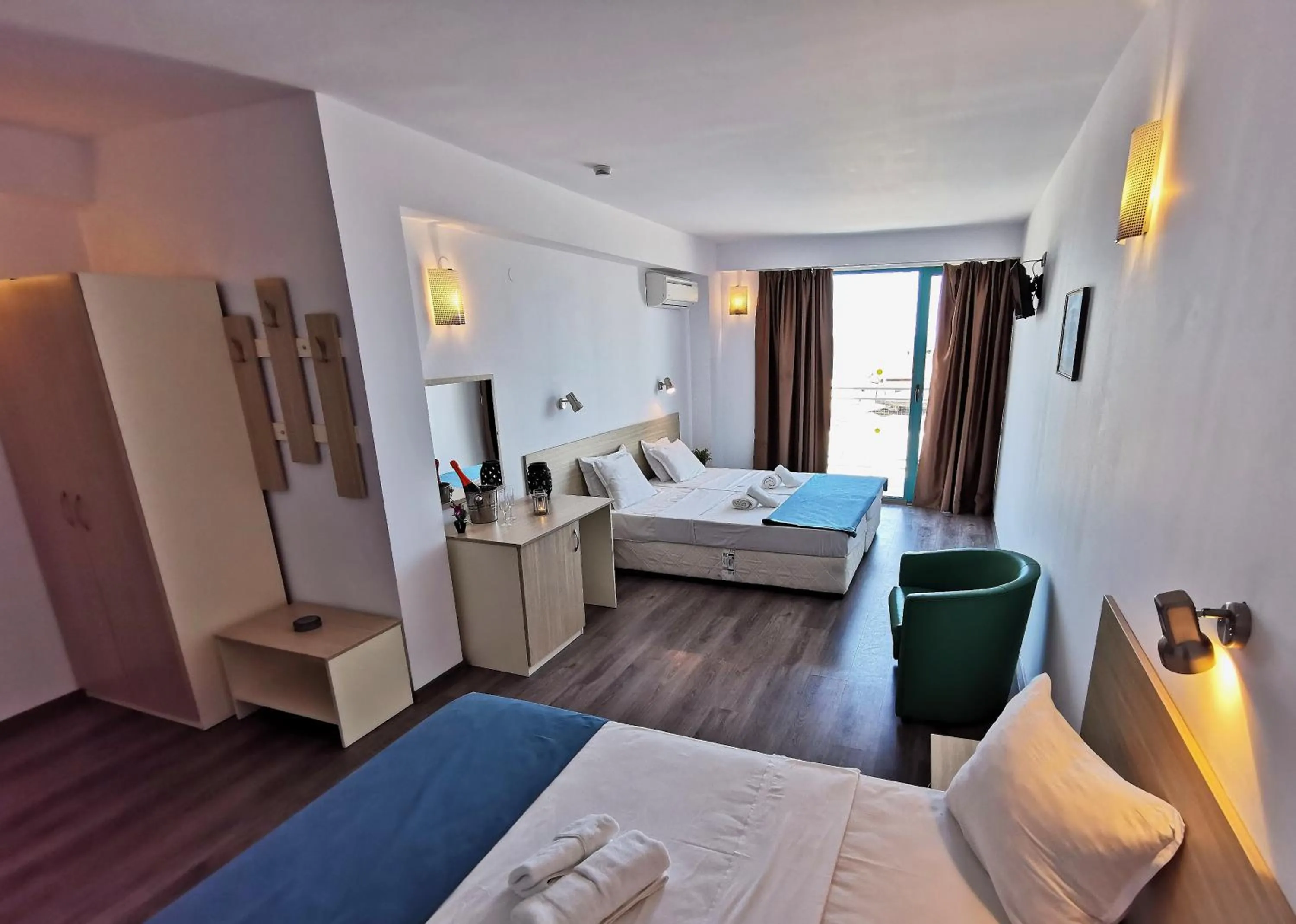 Photo of the whole room in Hotel Largo Beach