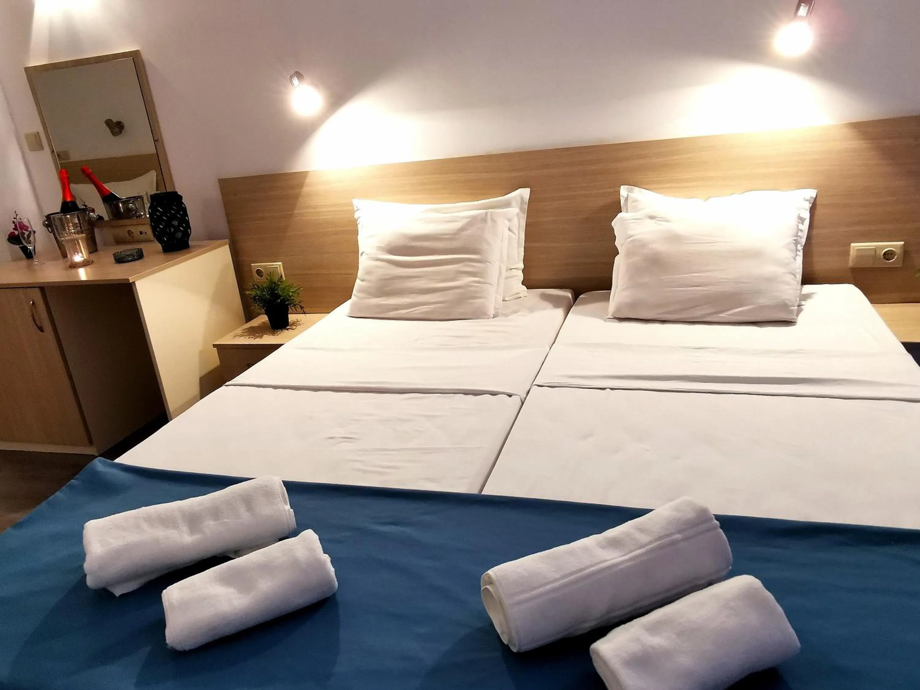 Photo of the whole room in Hotel Largo Beach