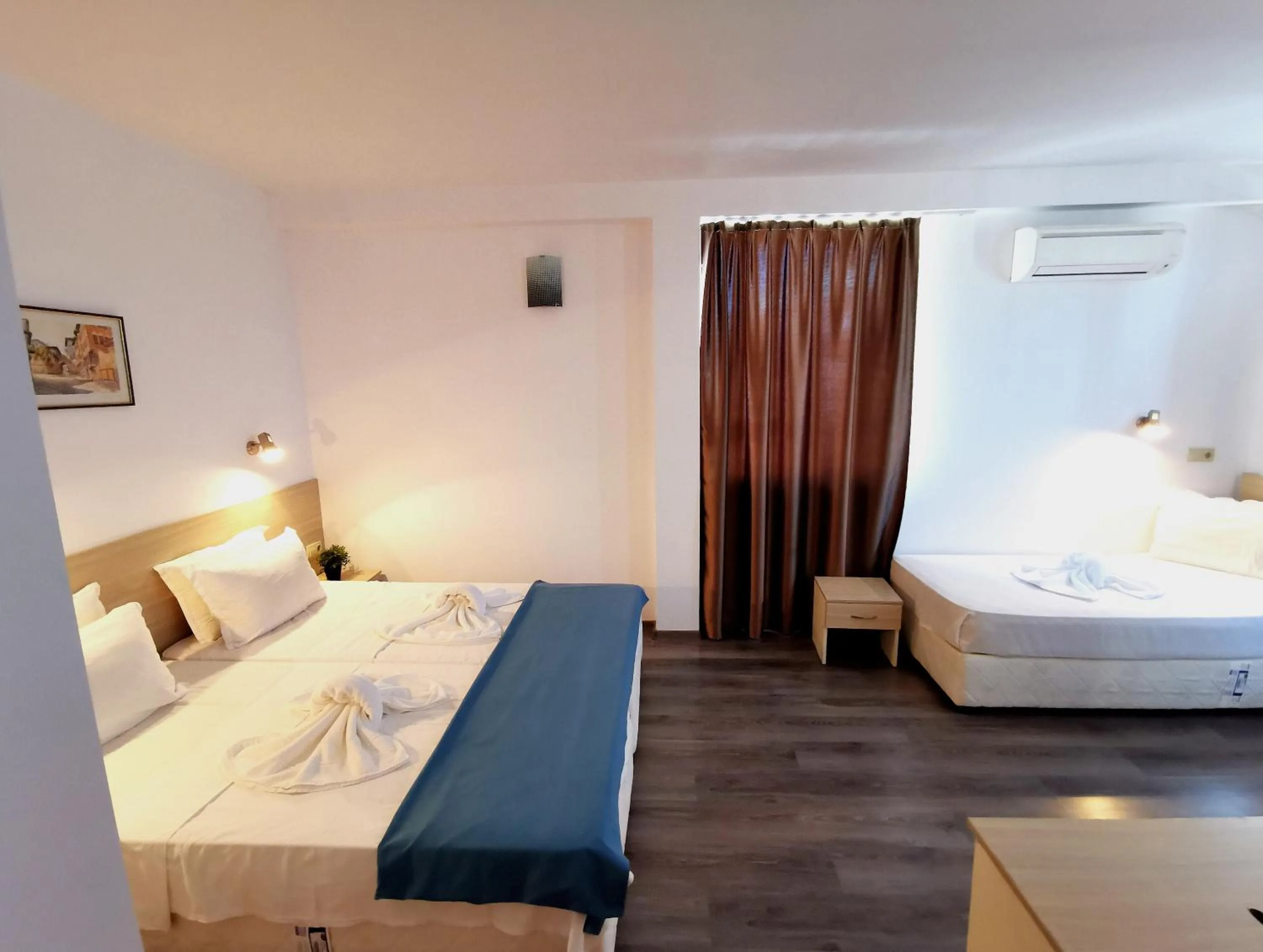 Photo of the whole room in Hotel Largo Beach