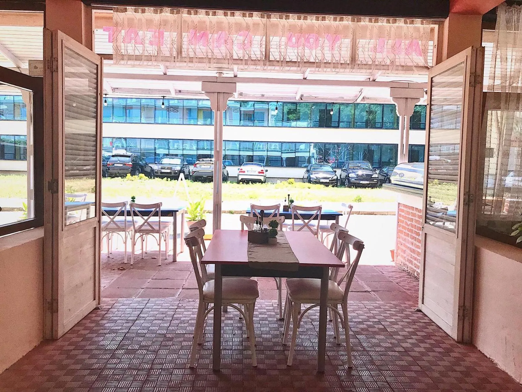 Restaurant/places to eat in Hotel Largo Beach