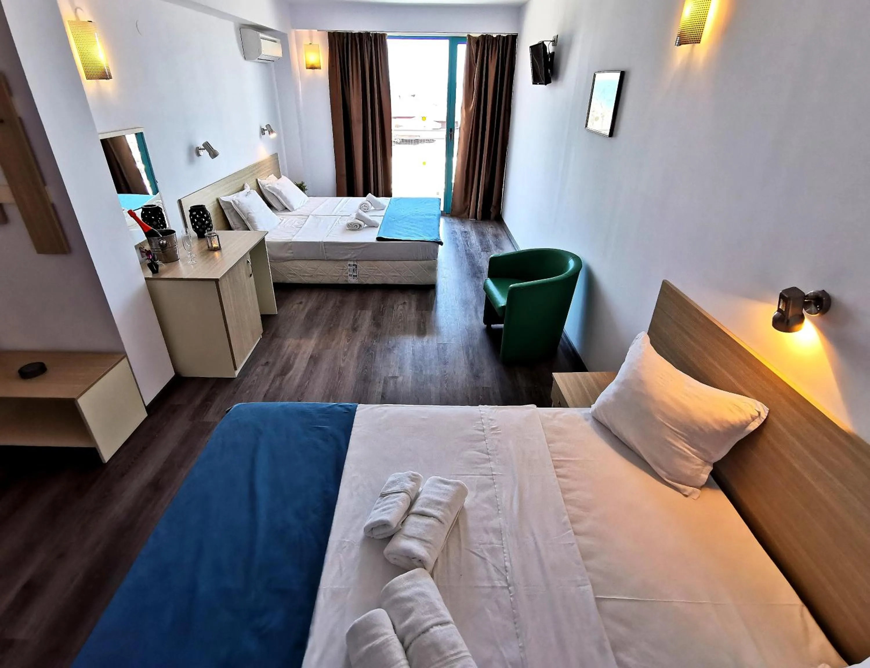 Photo of the whole room in Hotel Largo Beach