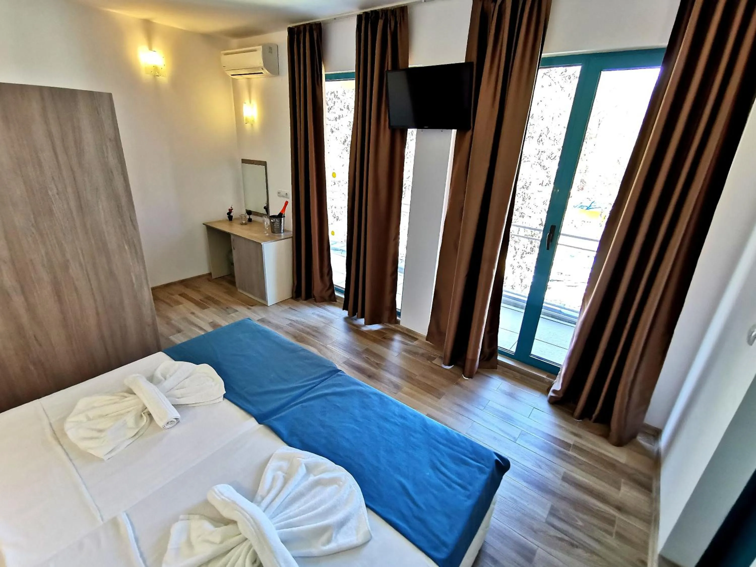 Photo of the whole room in Hotel Largo Beach