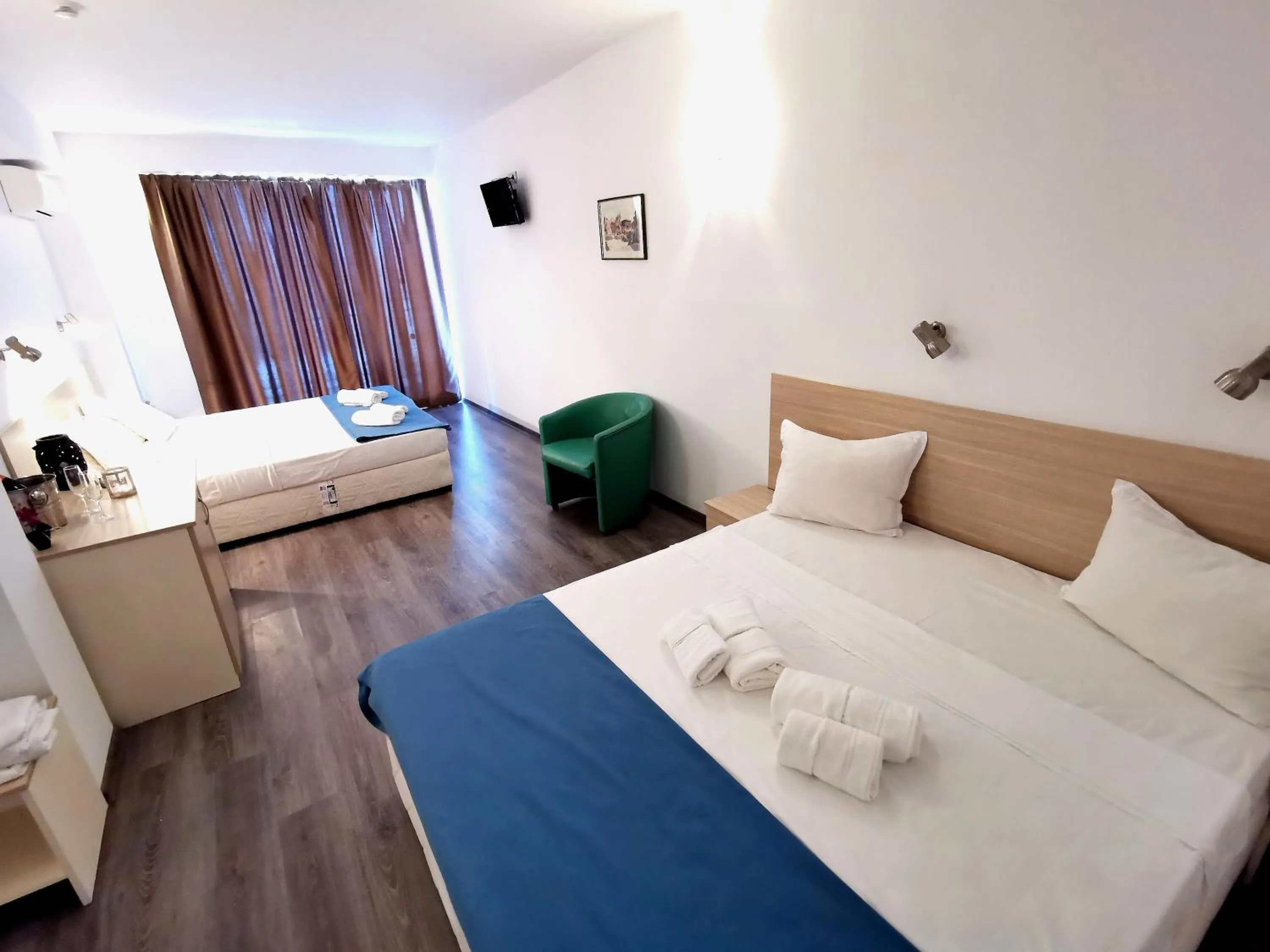 Photo of the whole room in Hotel Largo Beach