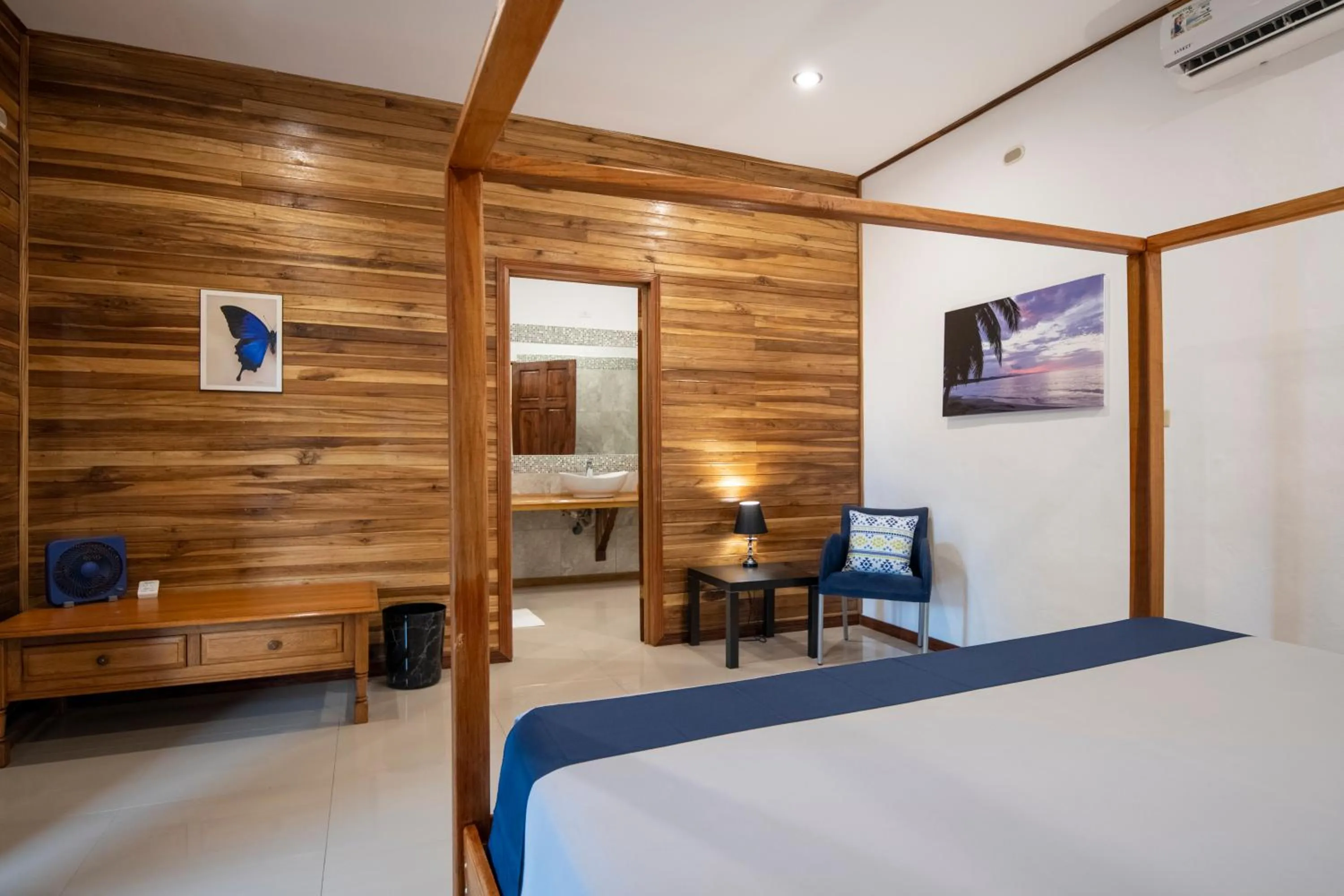 Bed in Pangea Lodge with Shared Pool at the Heart of Manzanillo