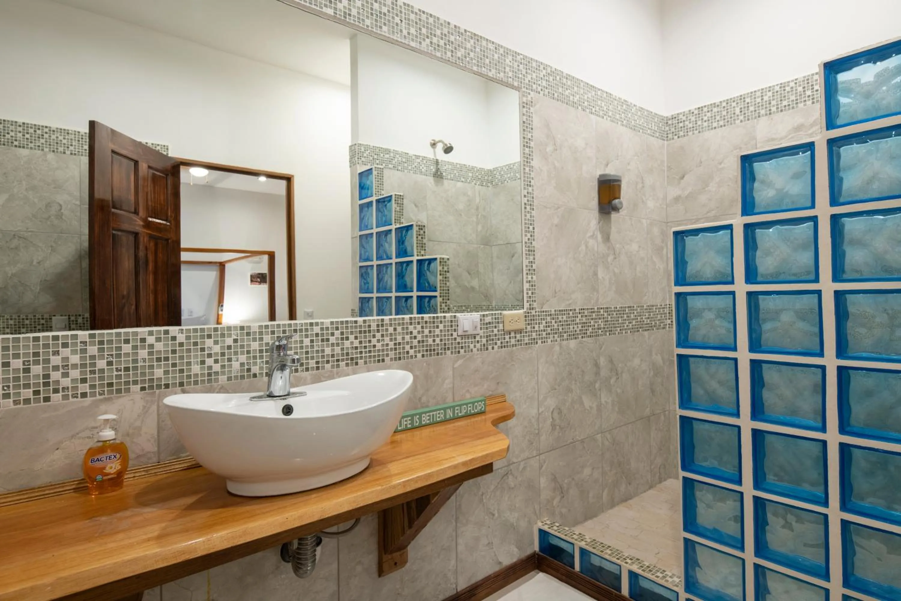 Shower in Pangea Lodge with Shared Pool at the Heart of Manzanillo