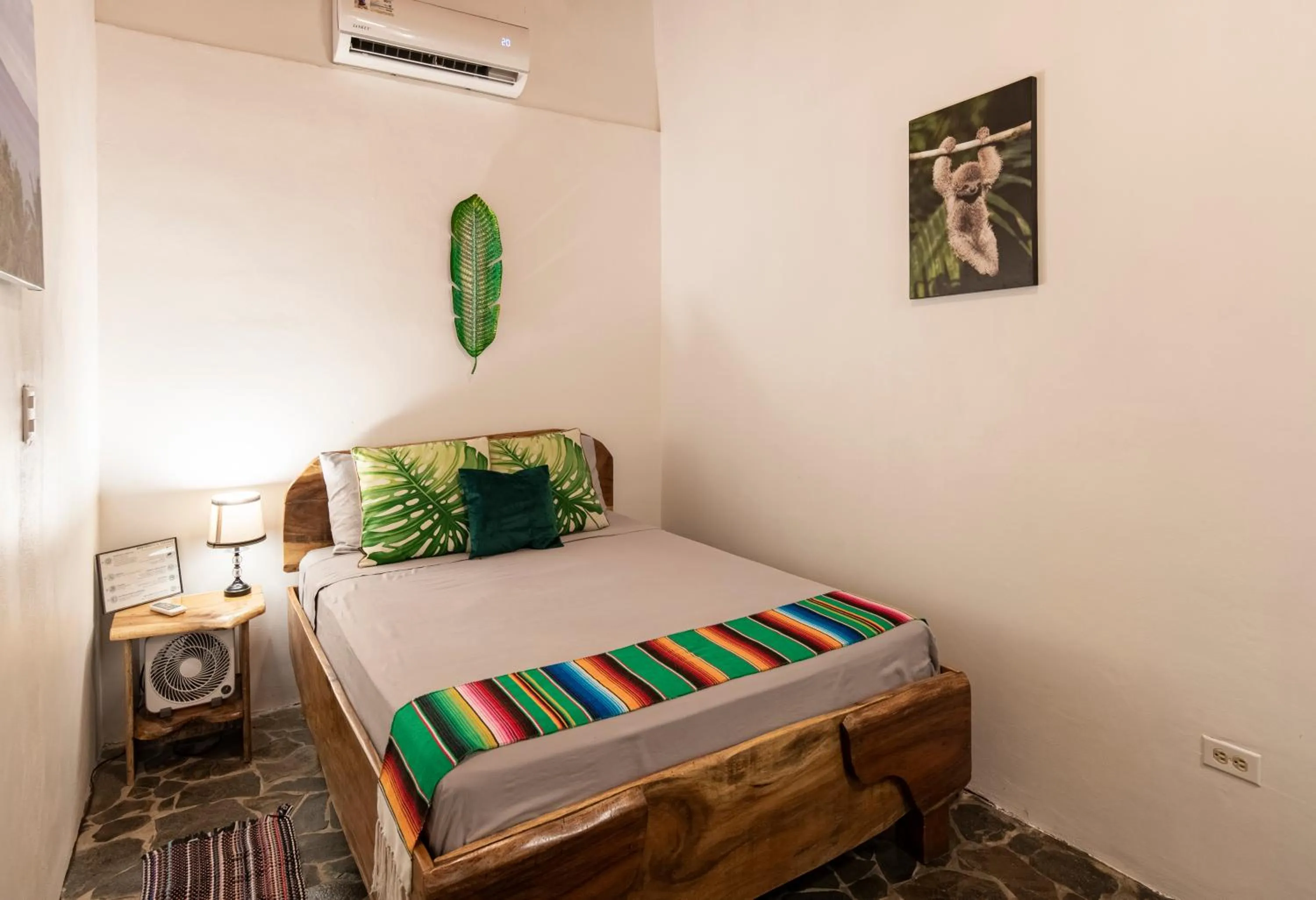 Bed in Pangea Lodge with Shared Pool at the Heart of Manzanillo