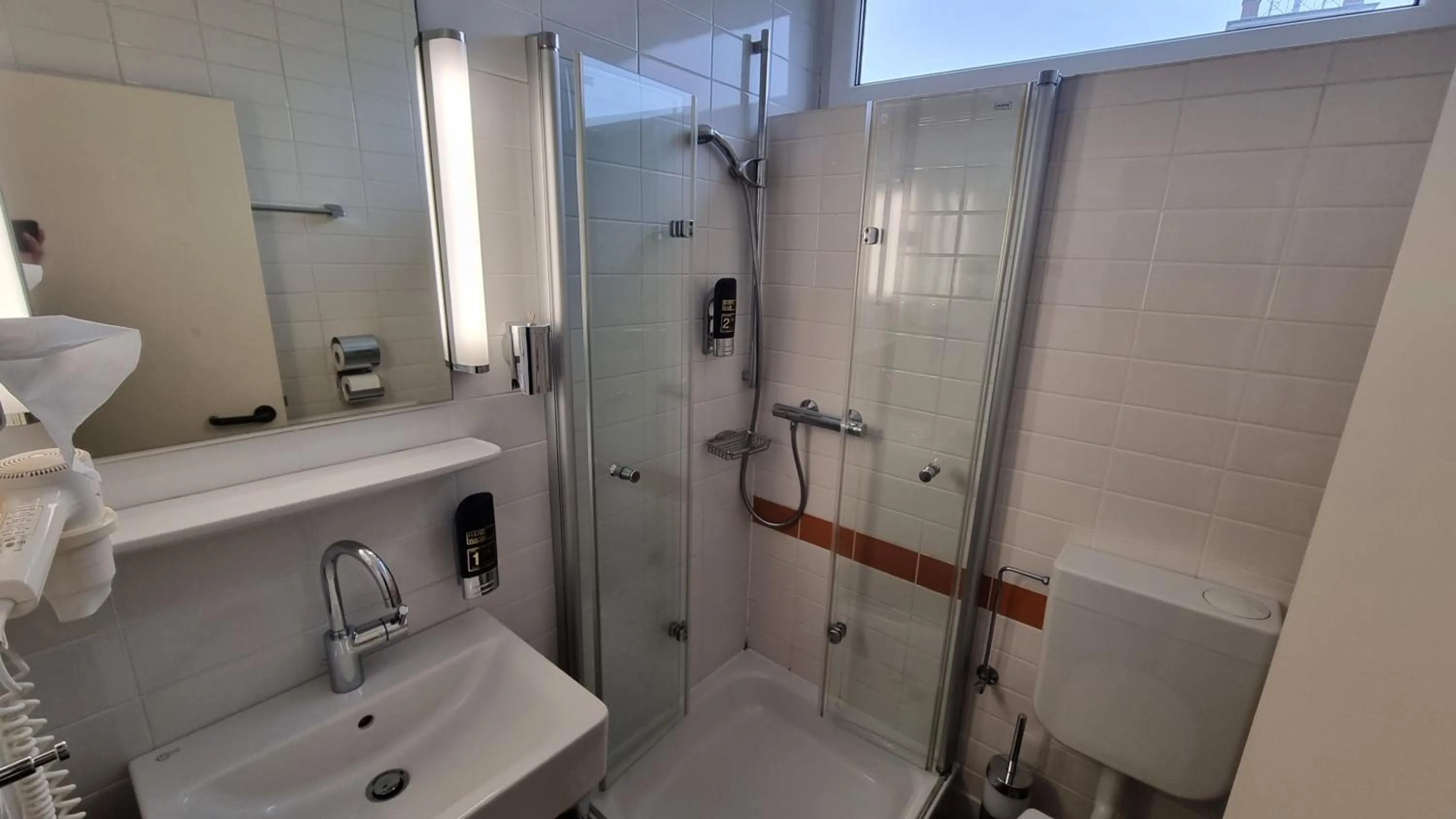 Bathroom in Wiechmanns Weserhotel