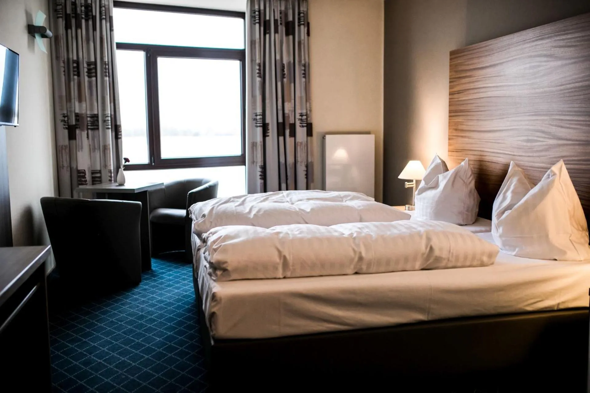 Photo of the whole room, Bed in Wiechmanns Weserhotel