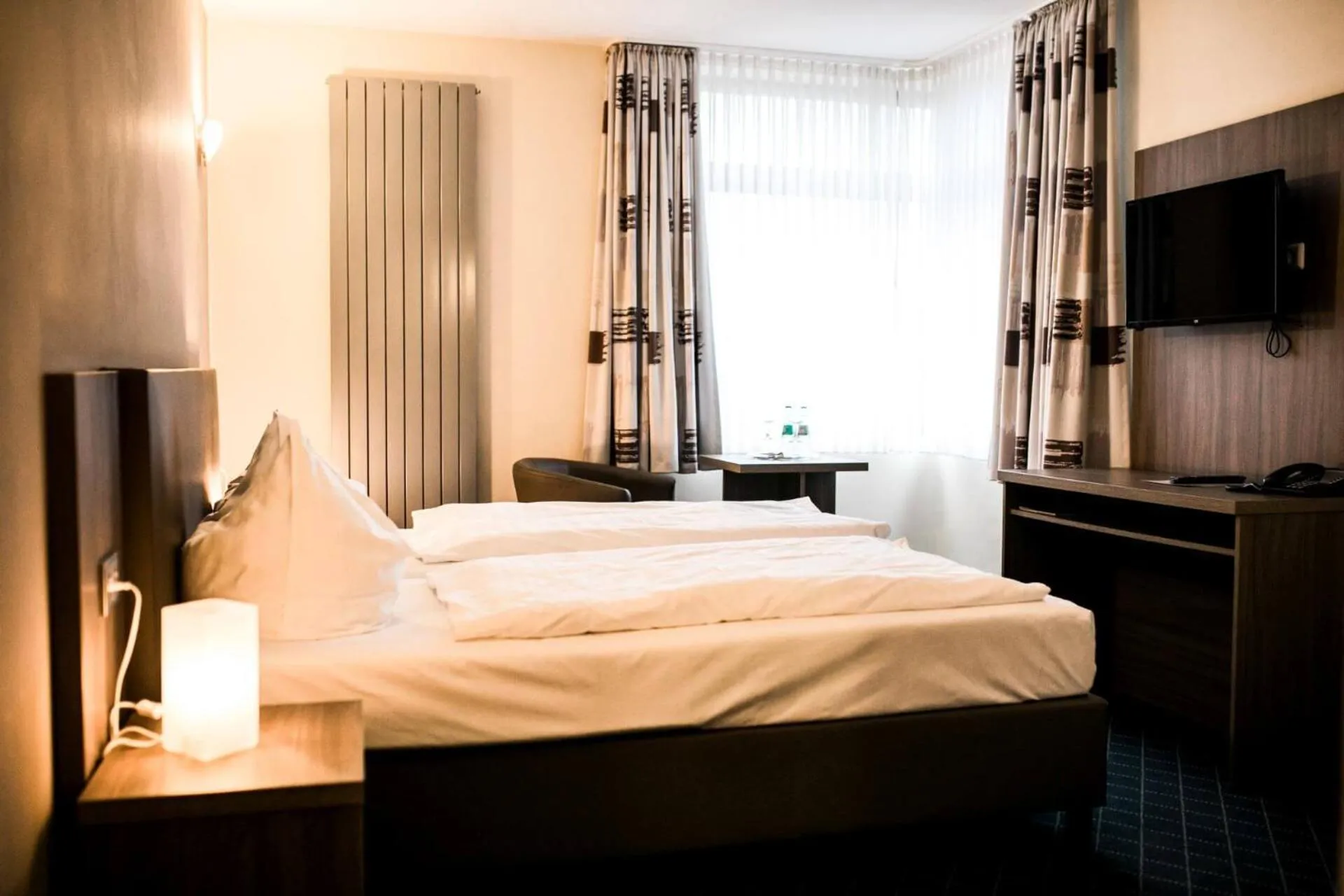 Photo of the whole room, Bed in Wiechmanns Weserhotel