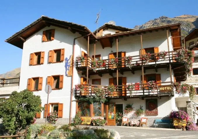 Facade/entrance in Residence Pavou