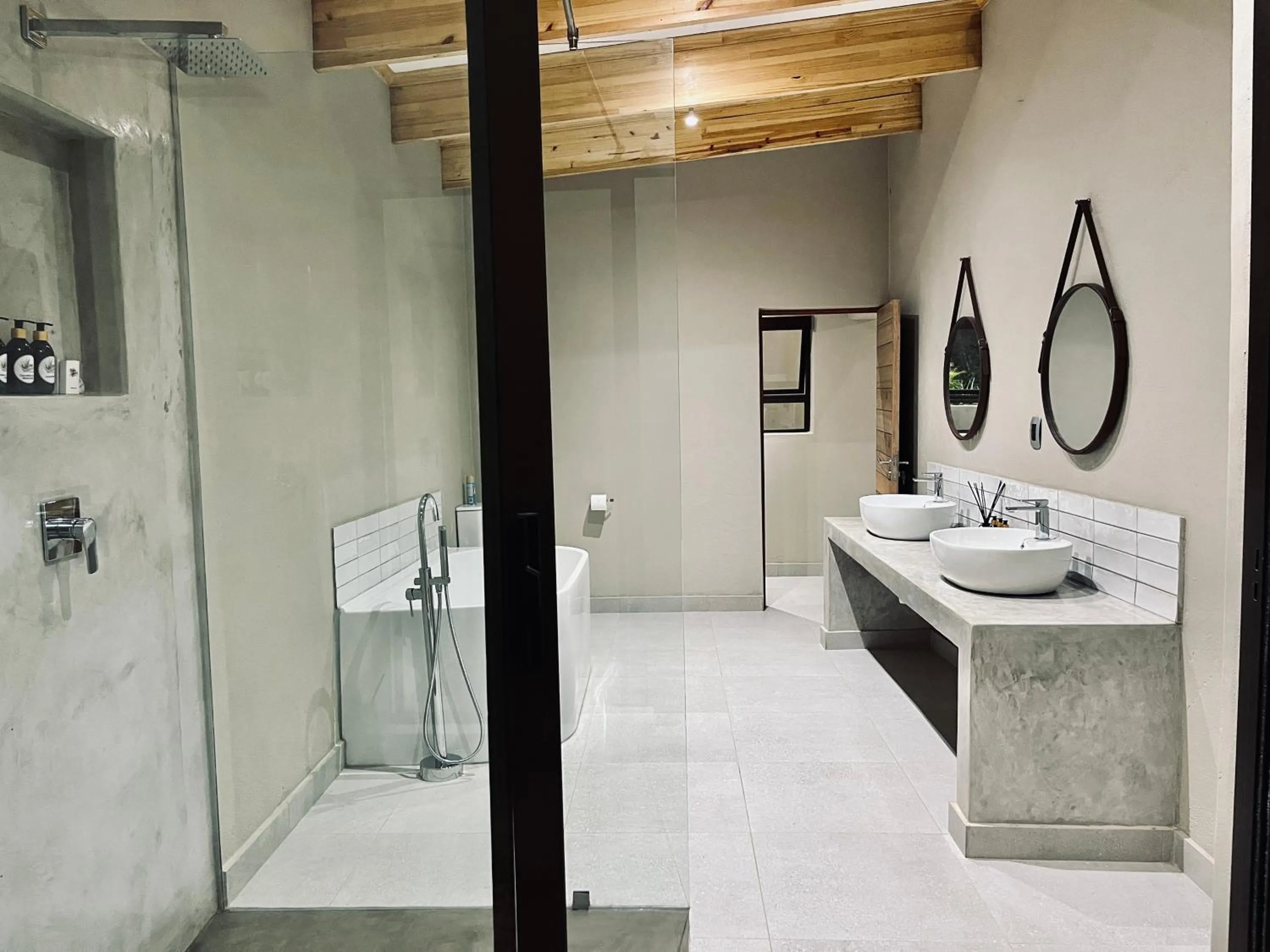 Bushbaby Valley Lodge