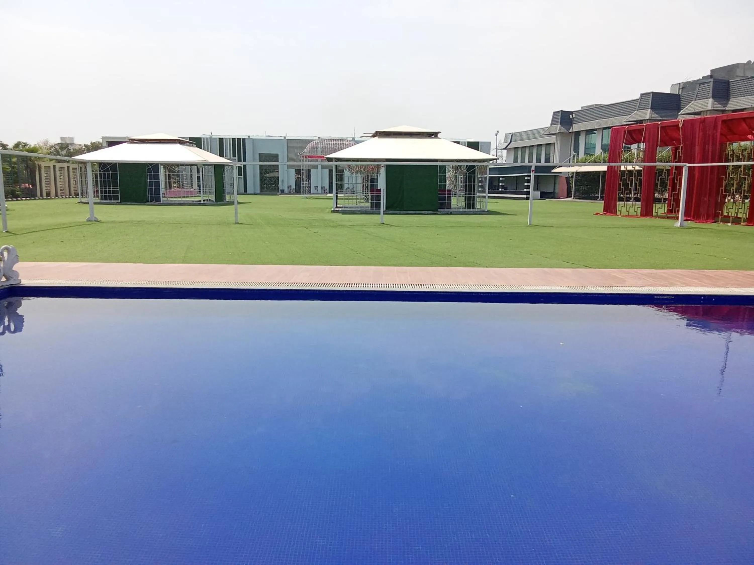 Swimming pool in Tivoli Royal Palace