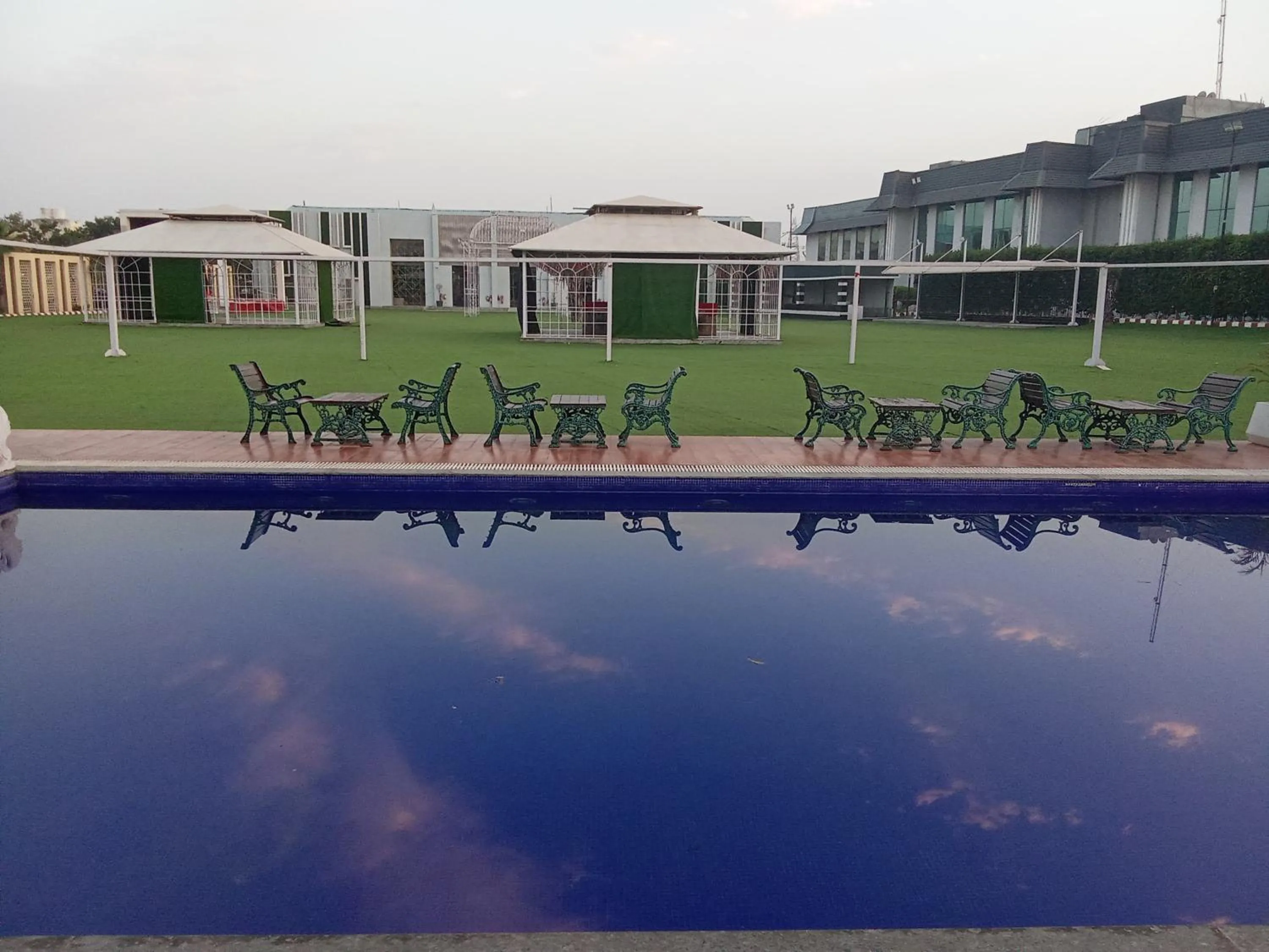Swimming pool in Tivoli Royal Palace