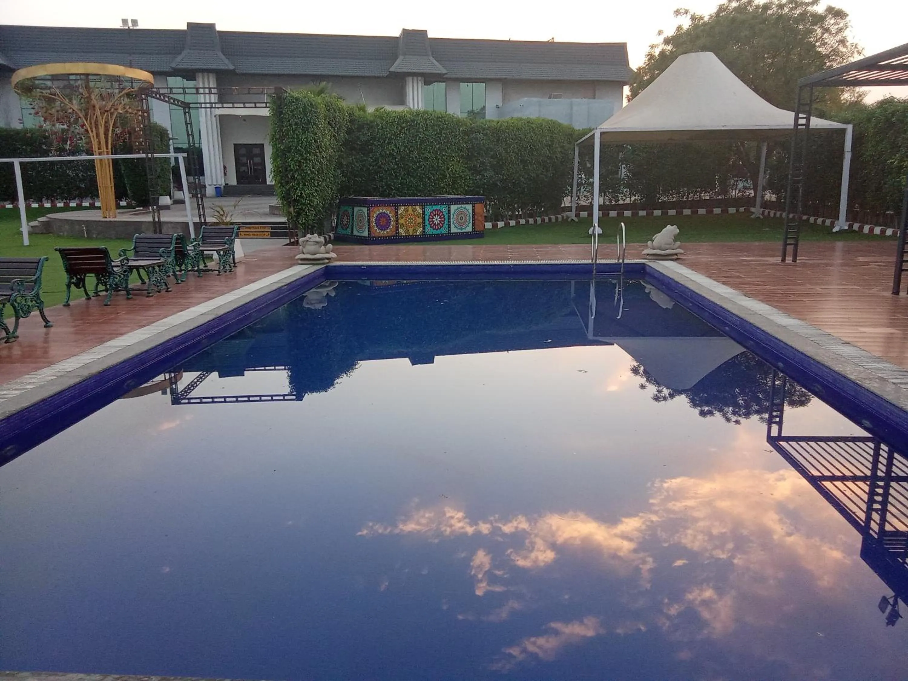 Swimming pool in Tivoli Royal Palace