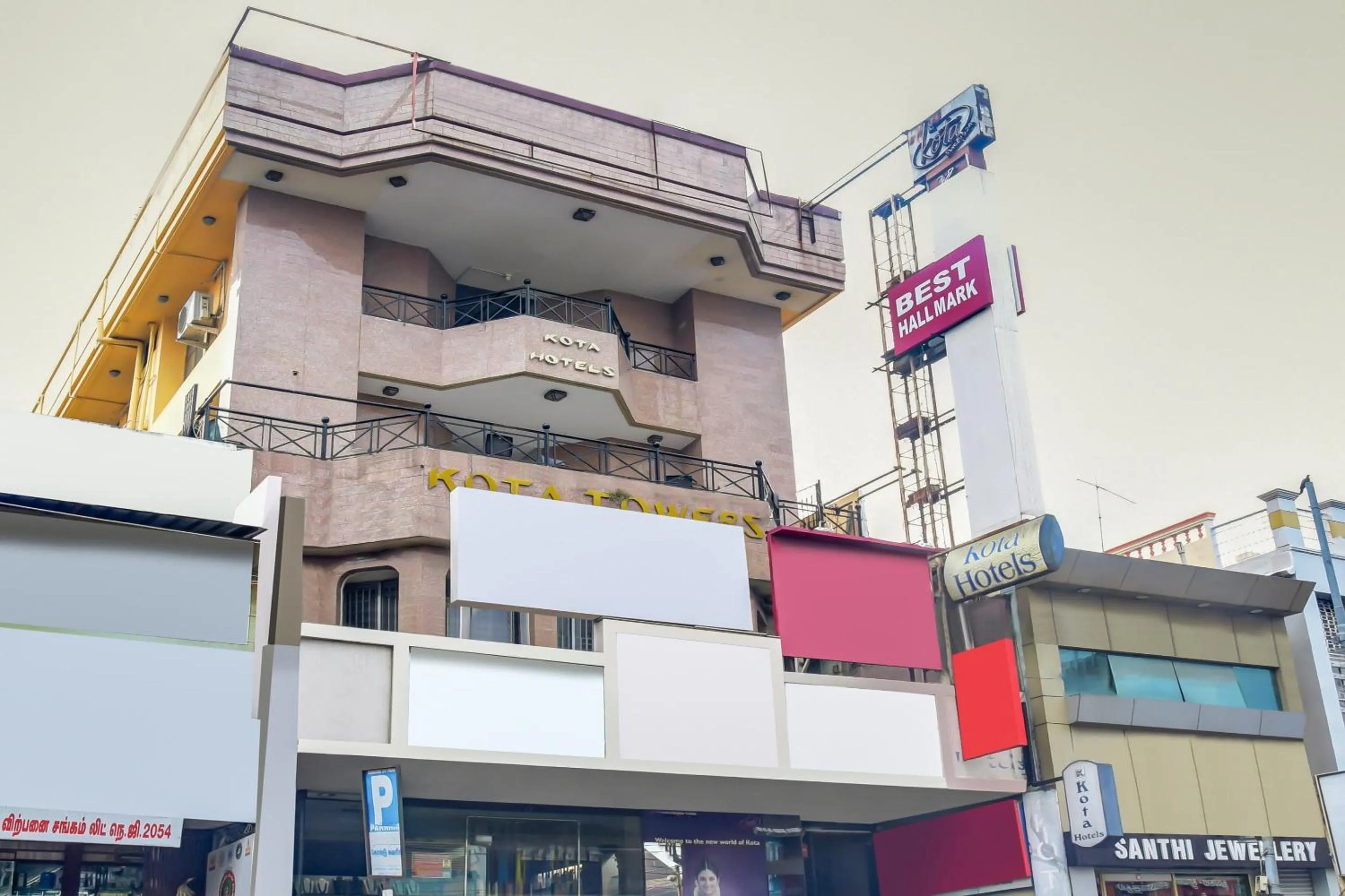 Facade/entrance in Hotel O Kota Lodge