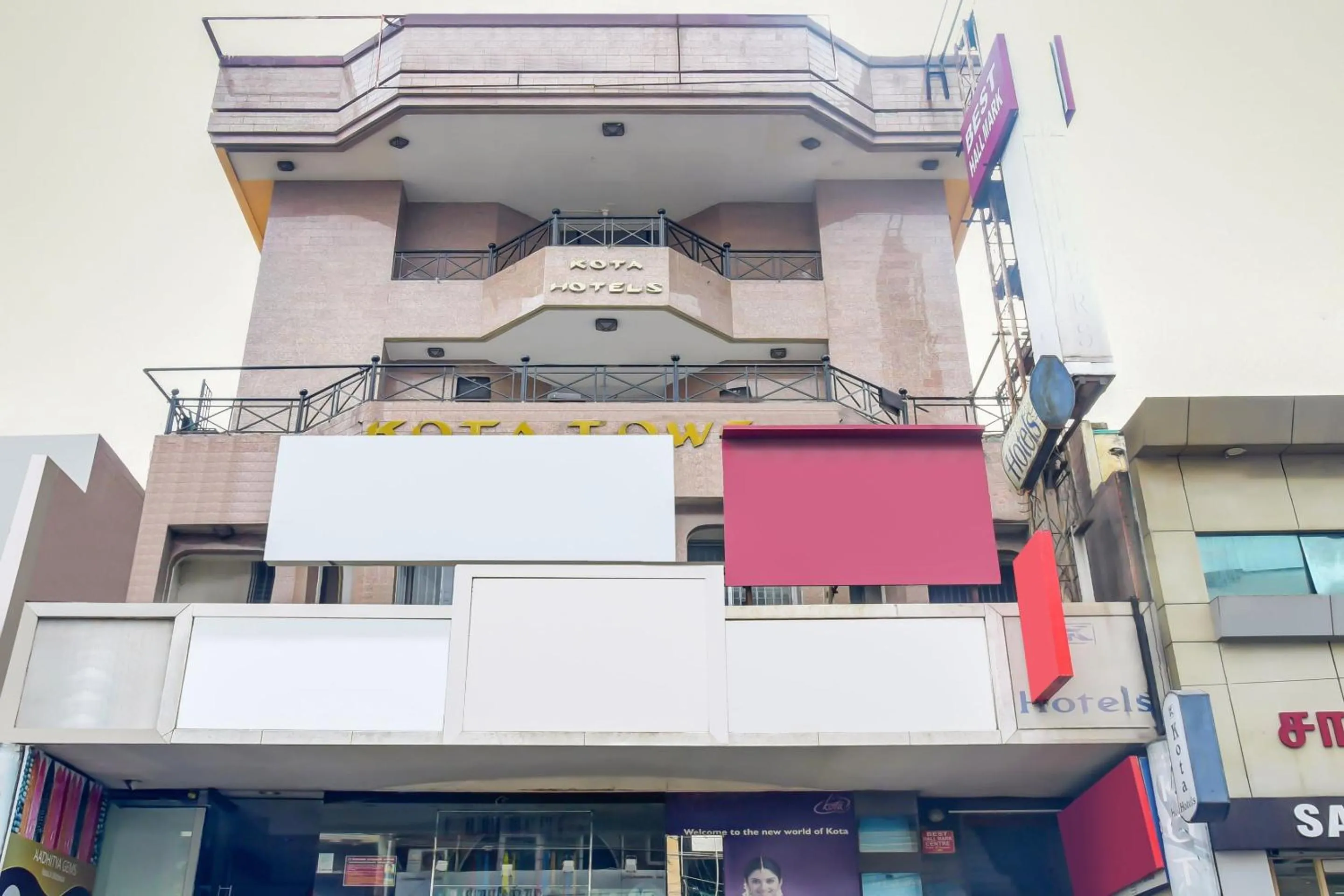 Facade/entrance in Hotel O Kota Lodge