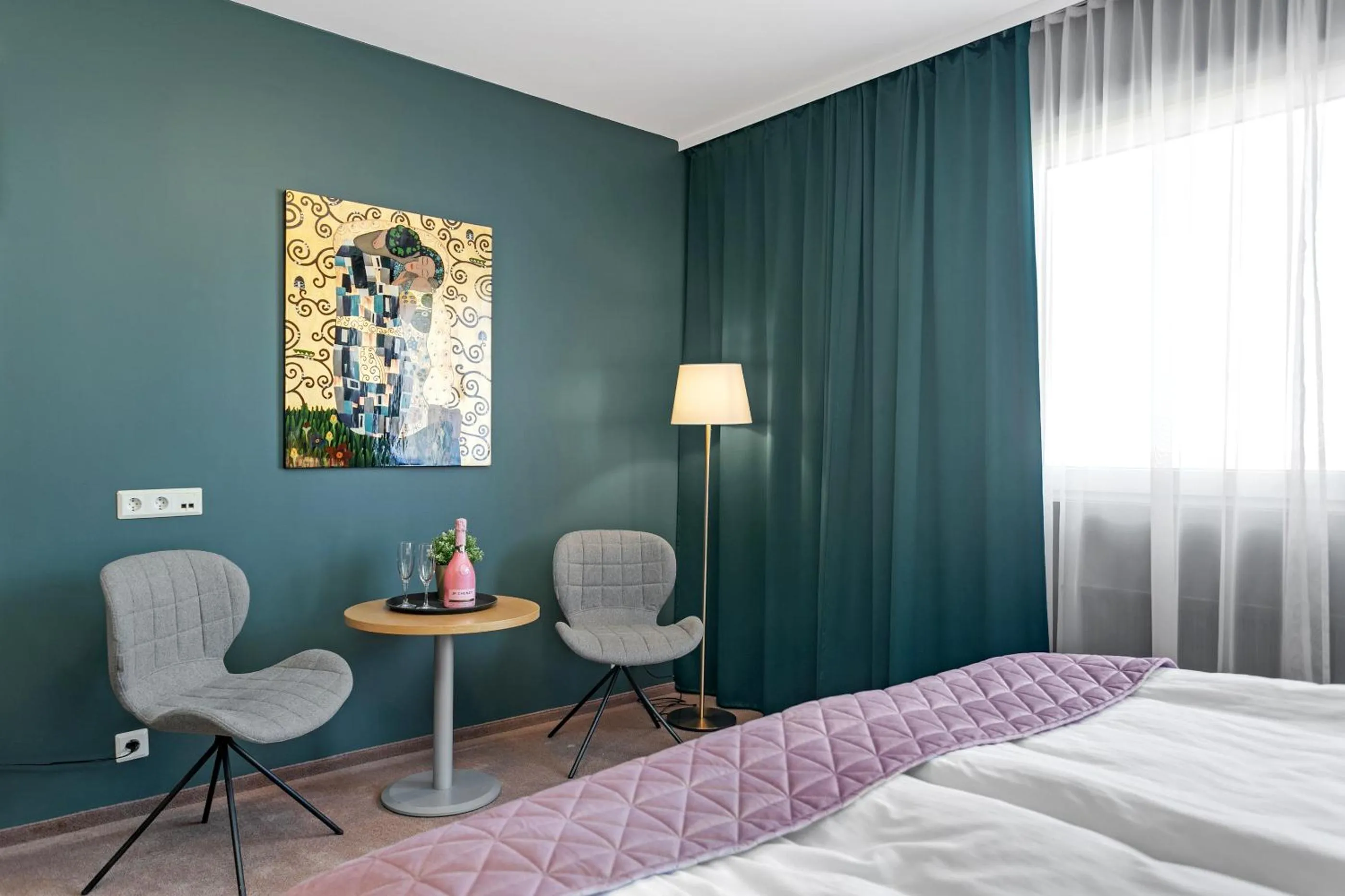 Alcoholic drinks, Bed in Hotel Kvika