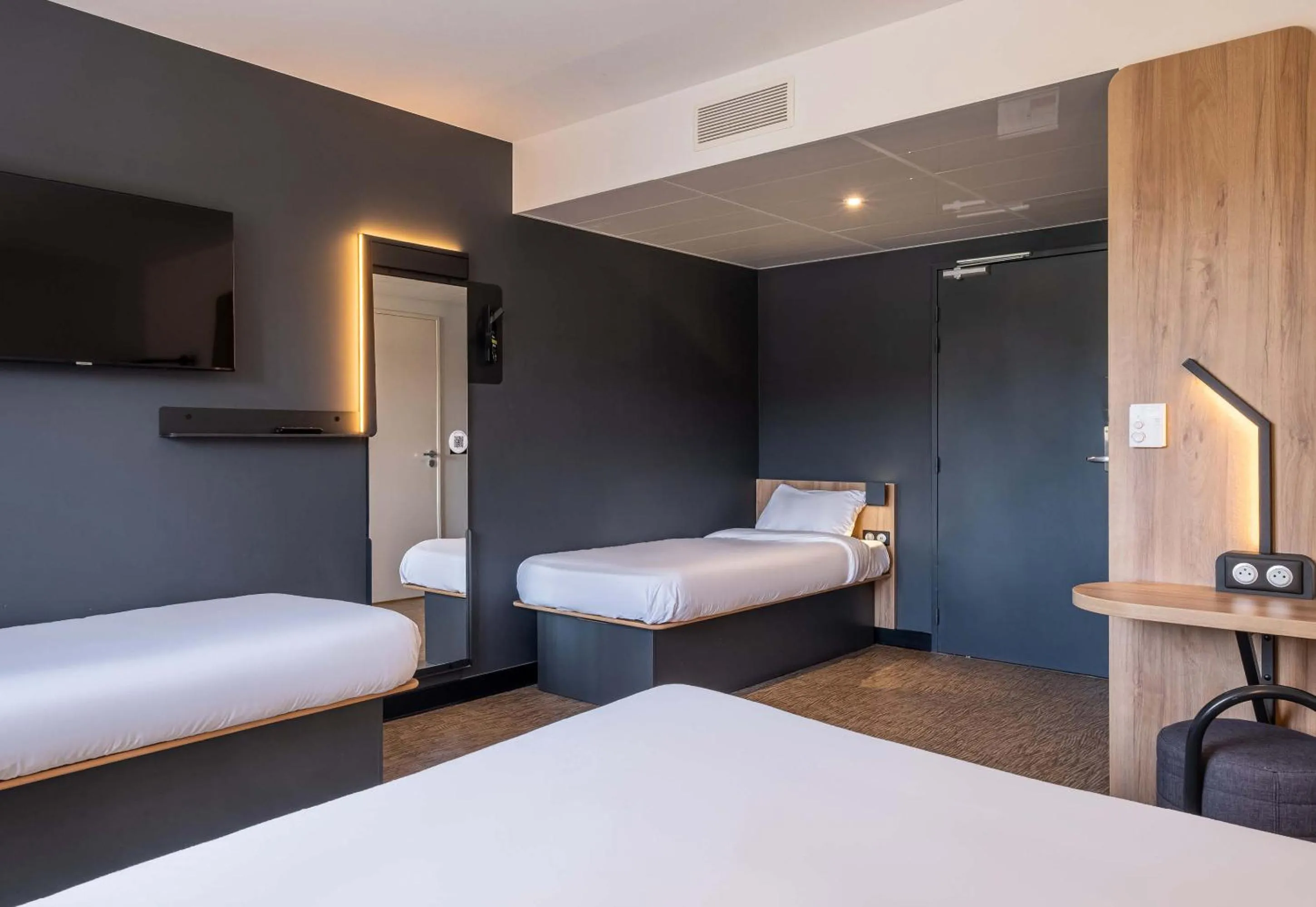 Bedroom, Bed in B&B HOTEL Evian Publier