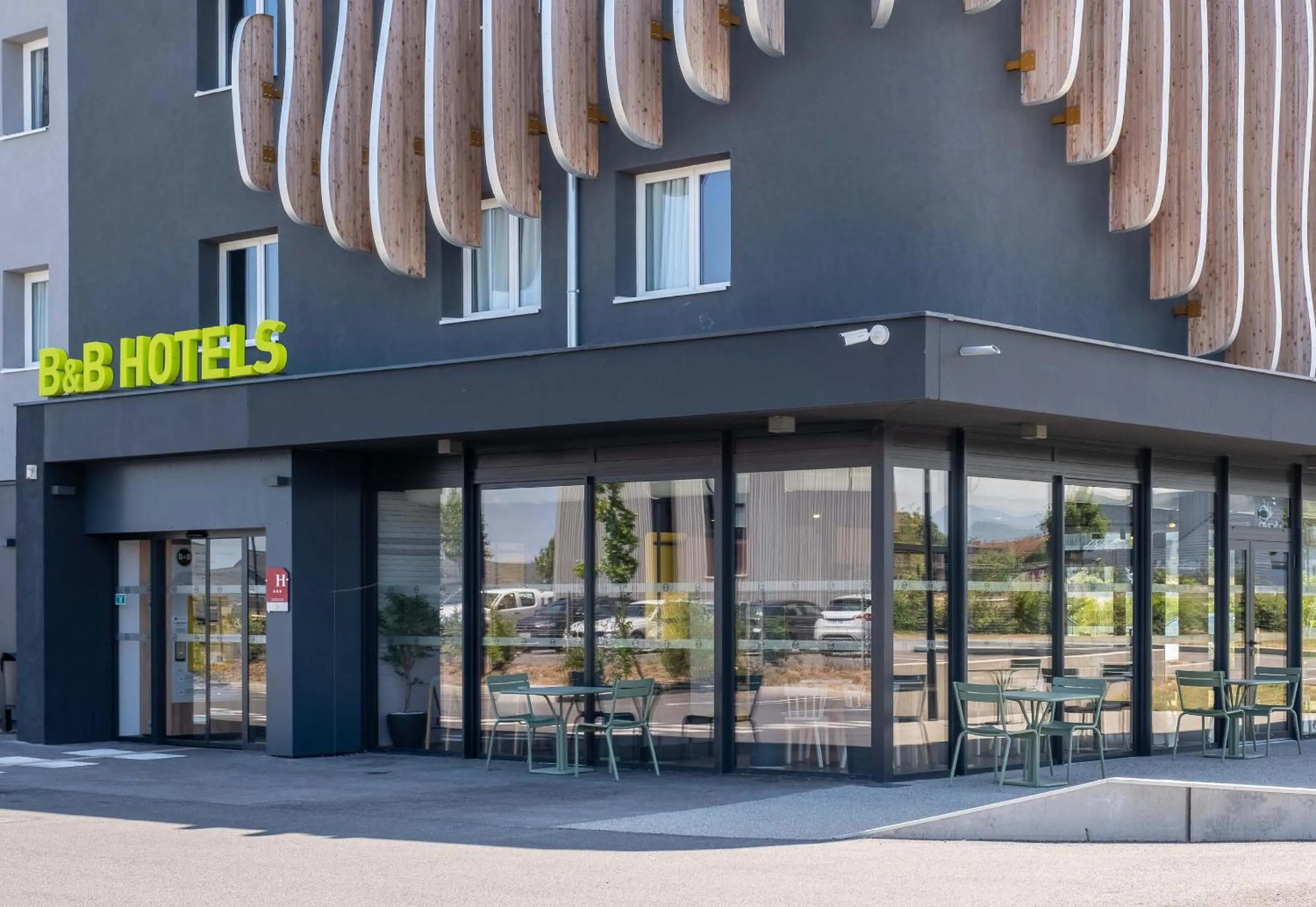 Facade/entrance in B&B HOTEL Evian Publier