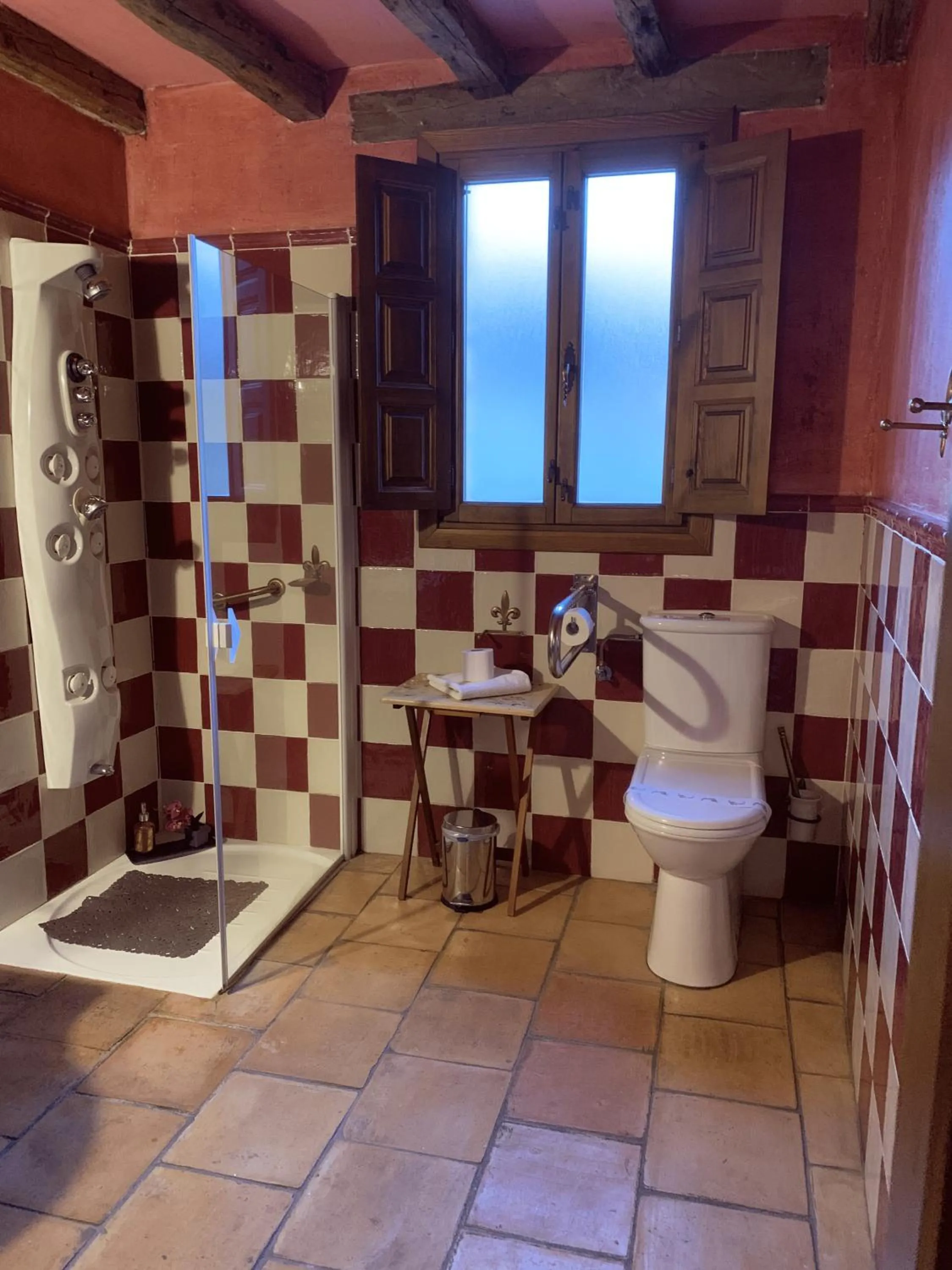 Shower in Posada Restaurante Fuenteplateada