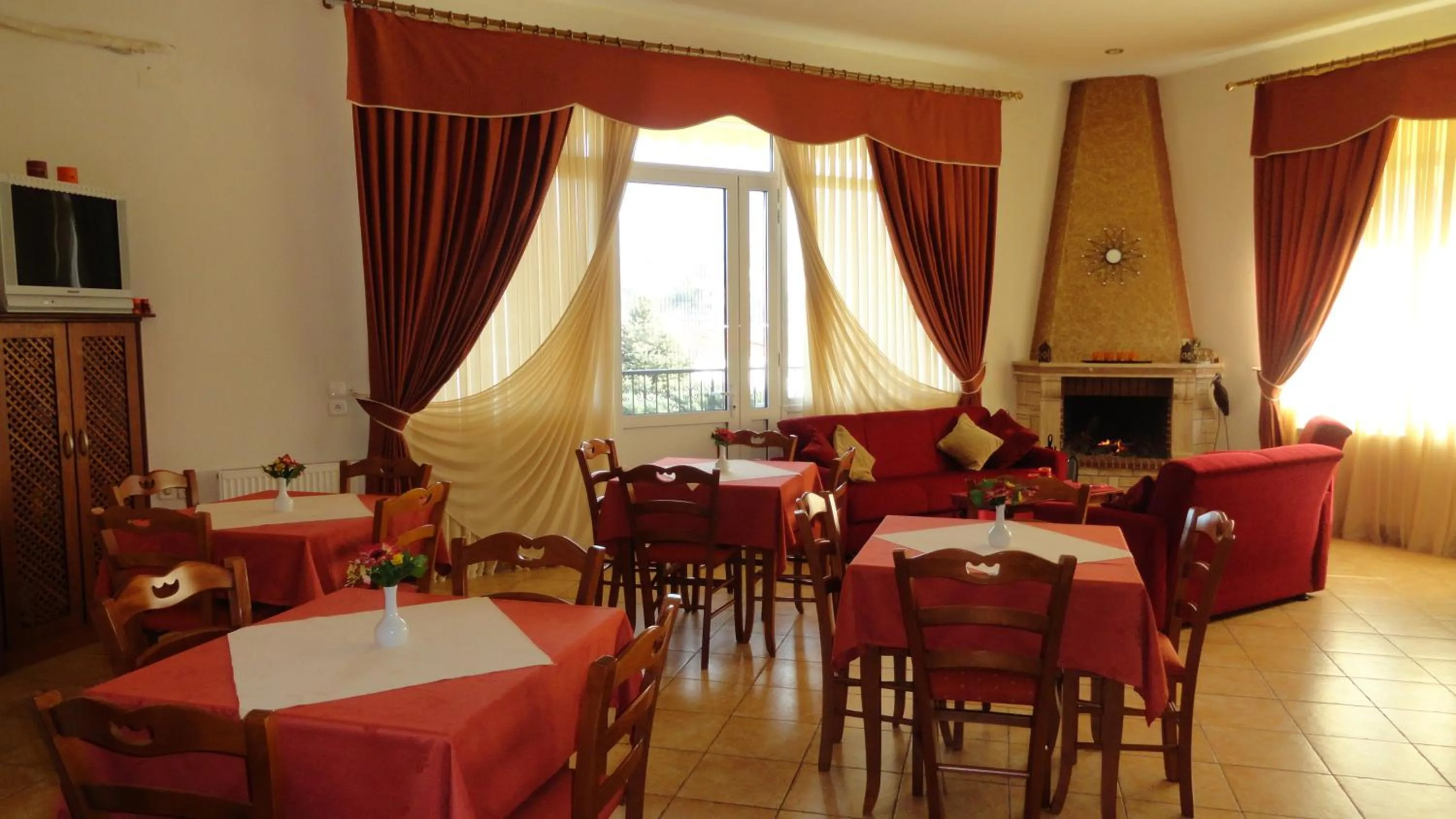 Restaurant/places to eat in Hotel Kastro