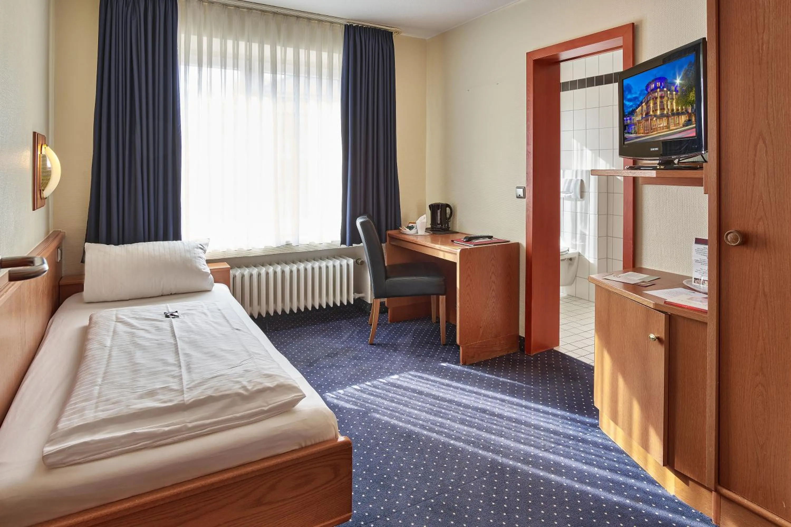 Photo of the whole room, Bed in Hotel-Hofbräu am Stadtring