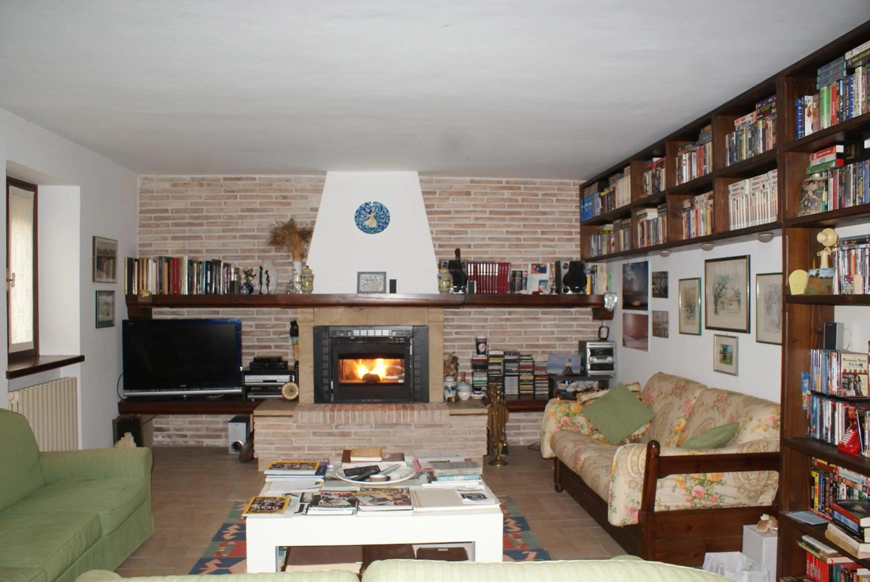 Communal lounge/ TV room in B&B Salvarosa