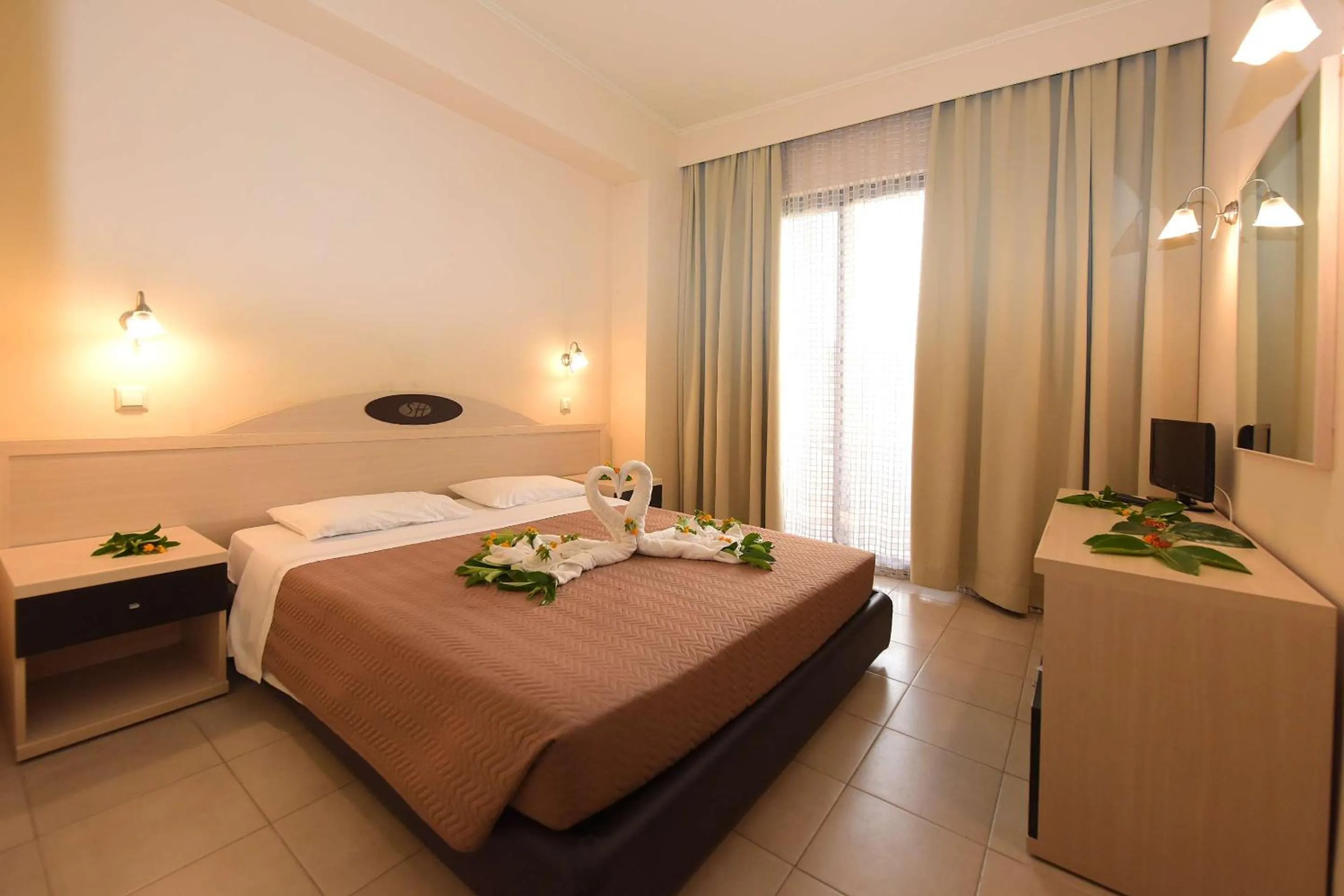 Bedroom, Bed in Santa Helena Hotel