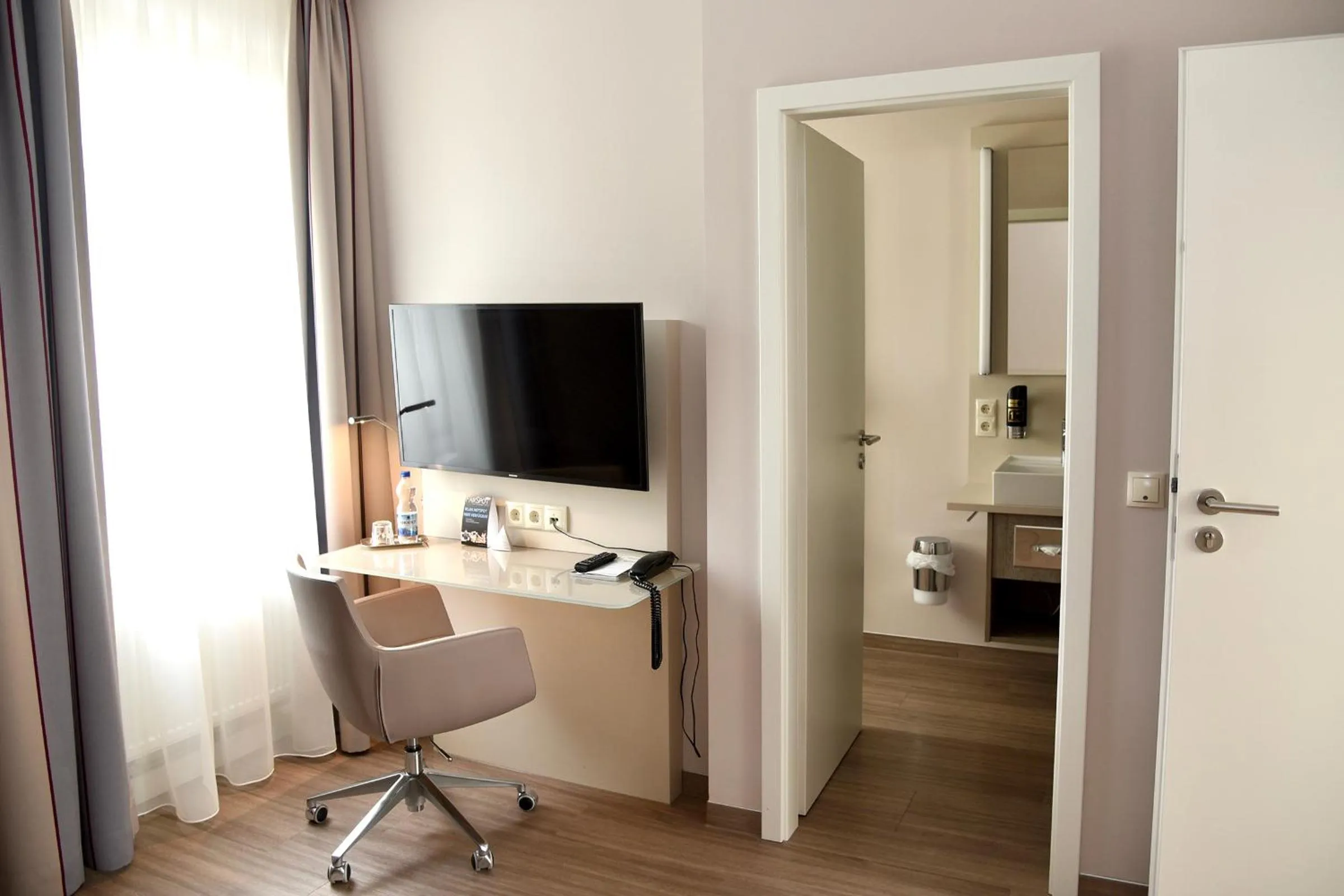 Photo of the whole room in Hotel Bonn City